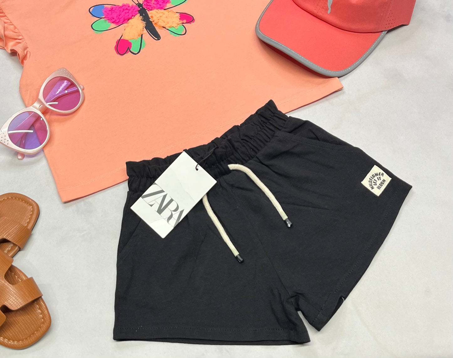 đ Short : Zara noir . Taille haute + 5 ans fille neuve .