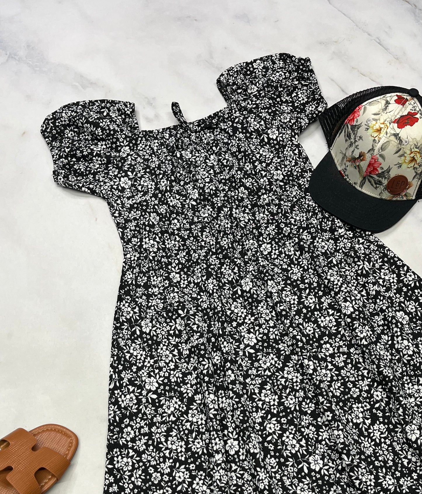 đ· SOLDE : Robe fleurir stretch 10-12 ans neuve mais du rouge pĂąle dans le tissu au niveau de la dĂ©coupe de la taille .