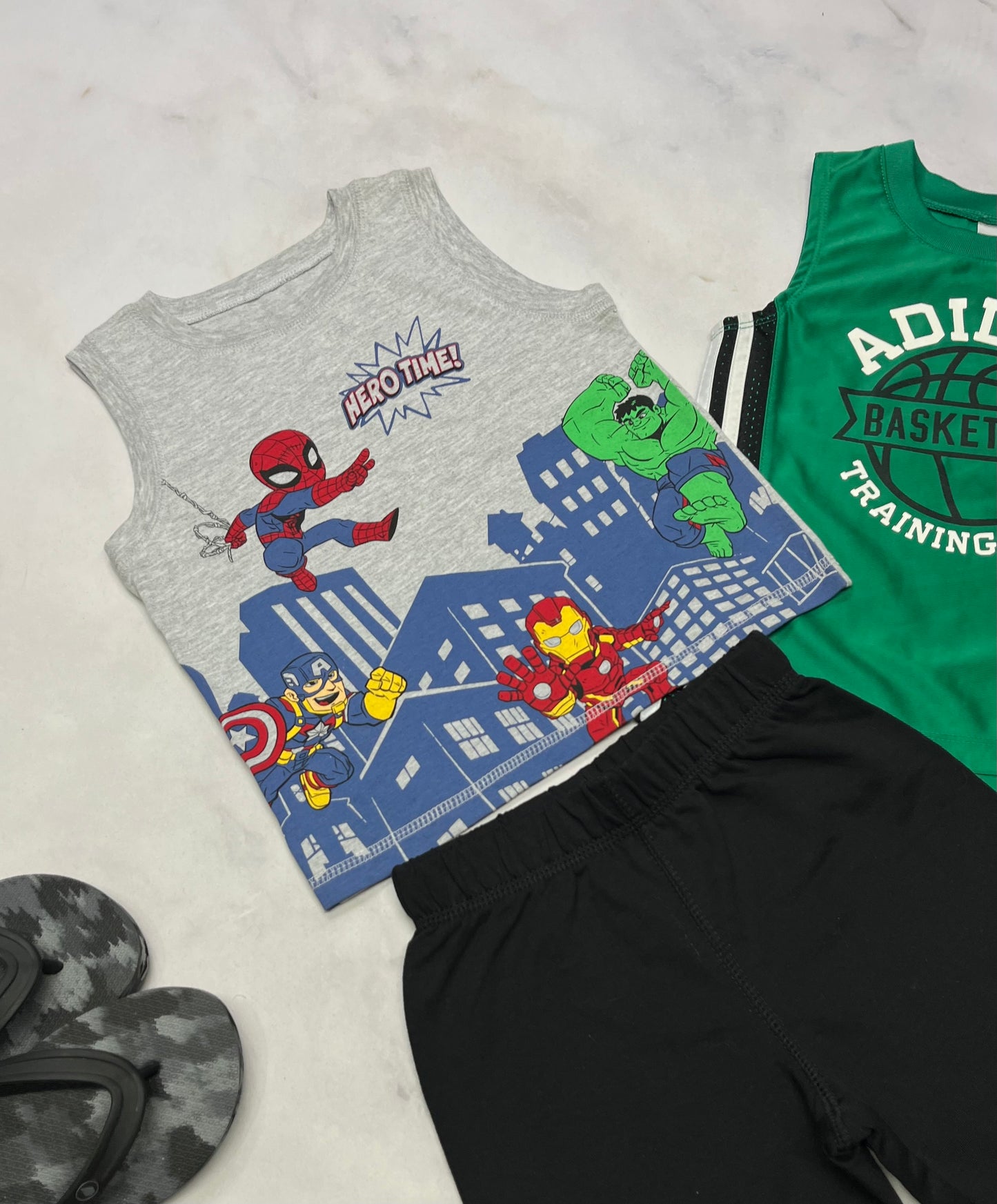 🌴 Duo : Camisole Adidas verte/ sport 2 ans look relax comme neuve + camisole super-héros 2 ans look confo neuve .