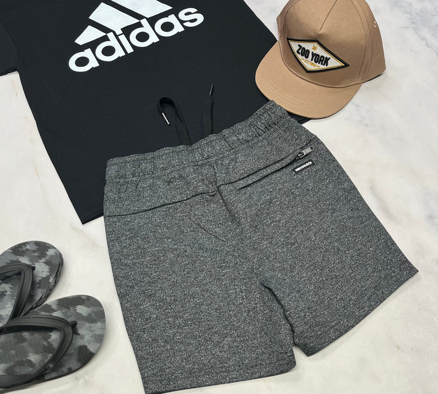 đ€© Short : West grise 2 tons ( poche avec zip au dos ) . 7-8 ans garçon neuve.