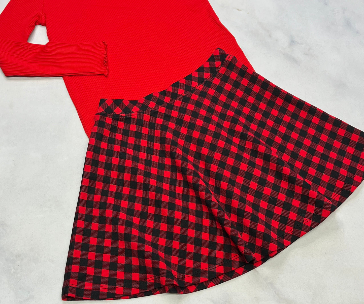 Duo 5 ans neuf! RIB.texturé rouge 5 ans stretch neuf ! + Jupe douce 5 ans neuve .