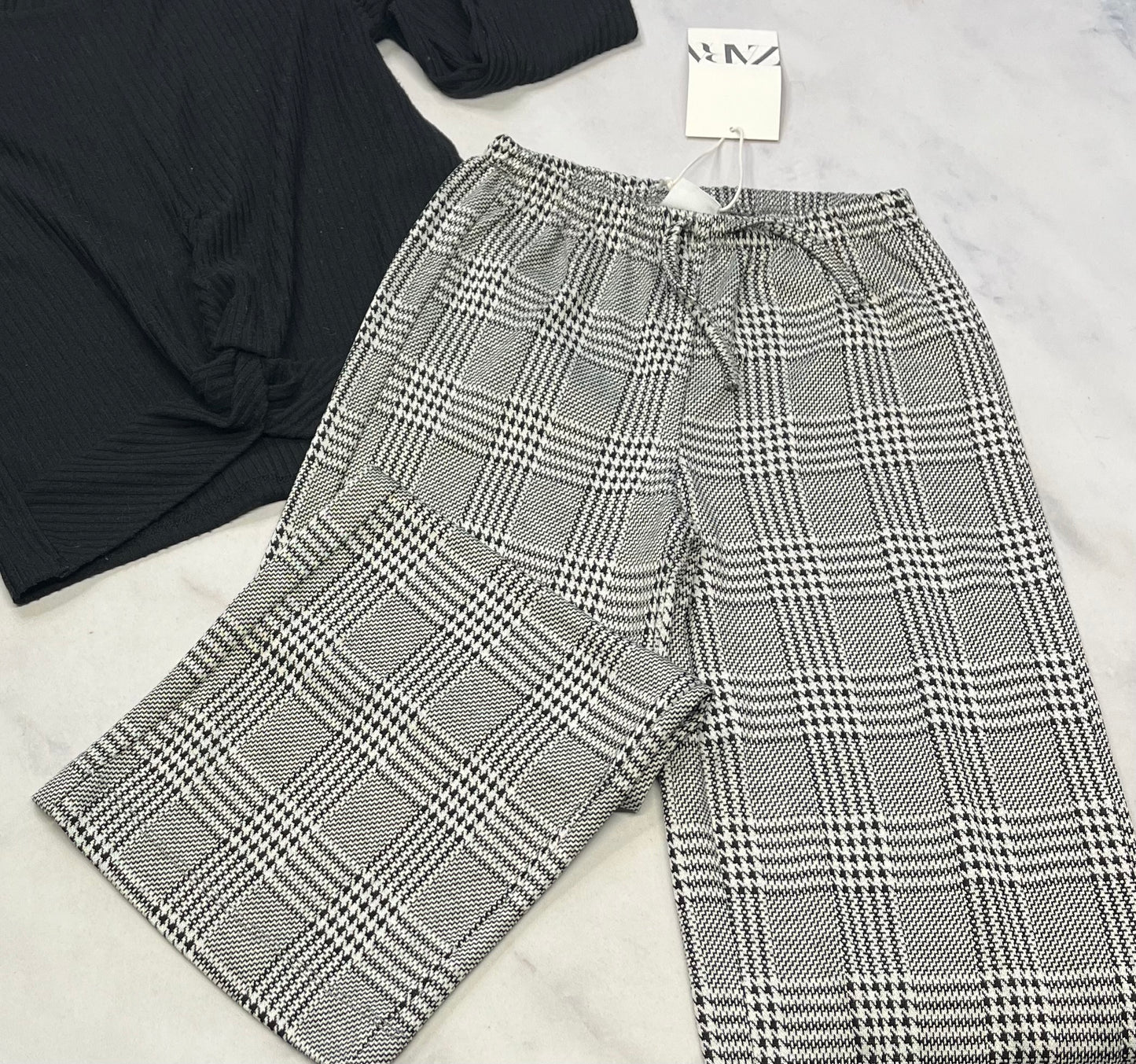 Duo neuf ! Tricot noir doux Aka fait 7-8 ans neuf + Pantalon doux mou taille élastique Zara 7 ans jambe large neuf!