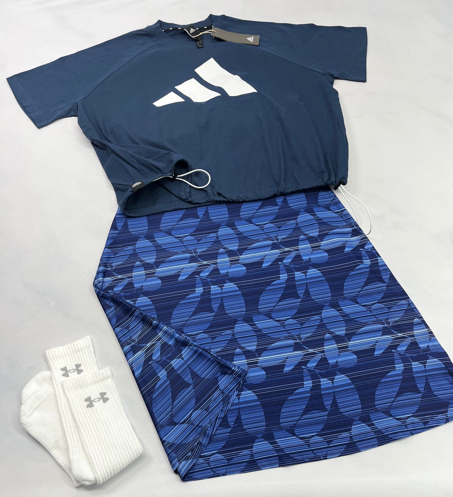 💙 Manche courte : Adidas incroyable . M/ look over size ( fait L/femme ) femme . Avec cordon d’ajustement au bas . Longueur mi hanche neuf !