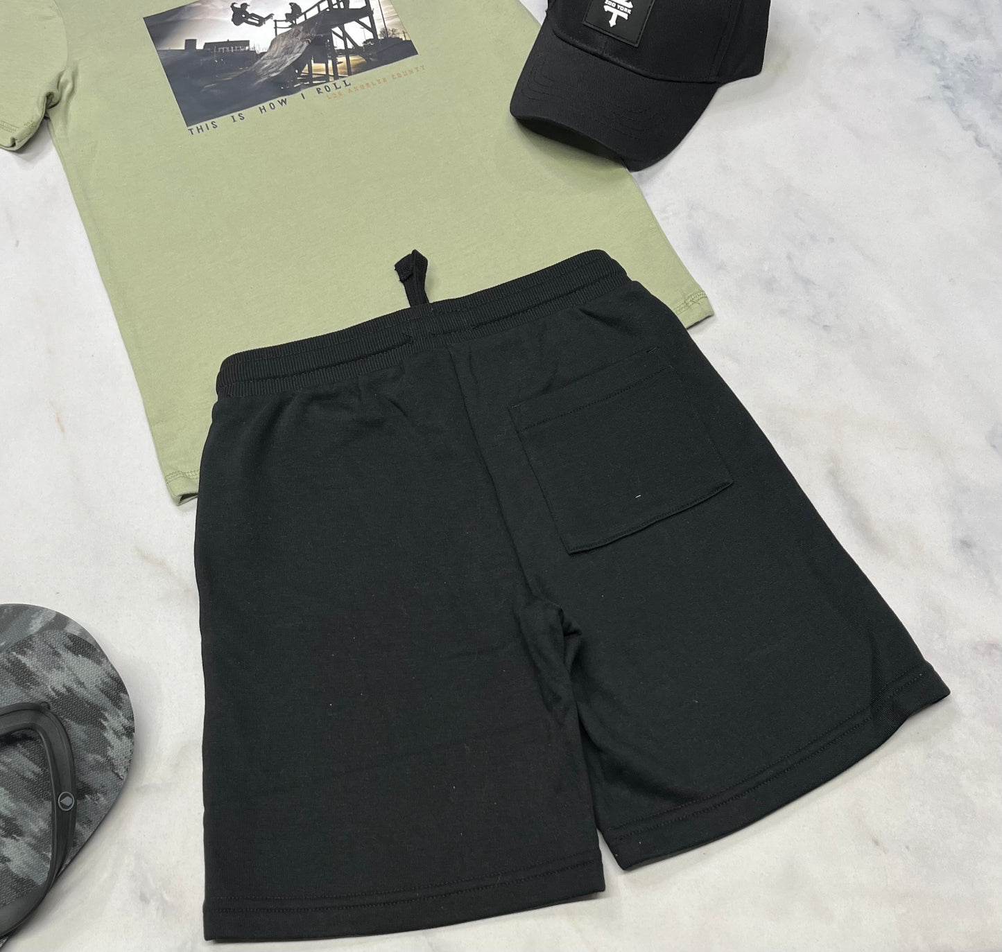 🌿 Bermuda en ouaté : noir Tag poches au dos . 7 ans garçons n neuve .