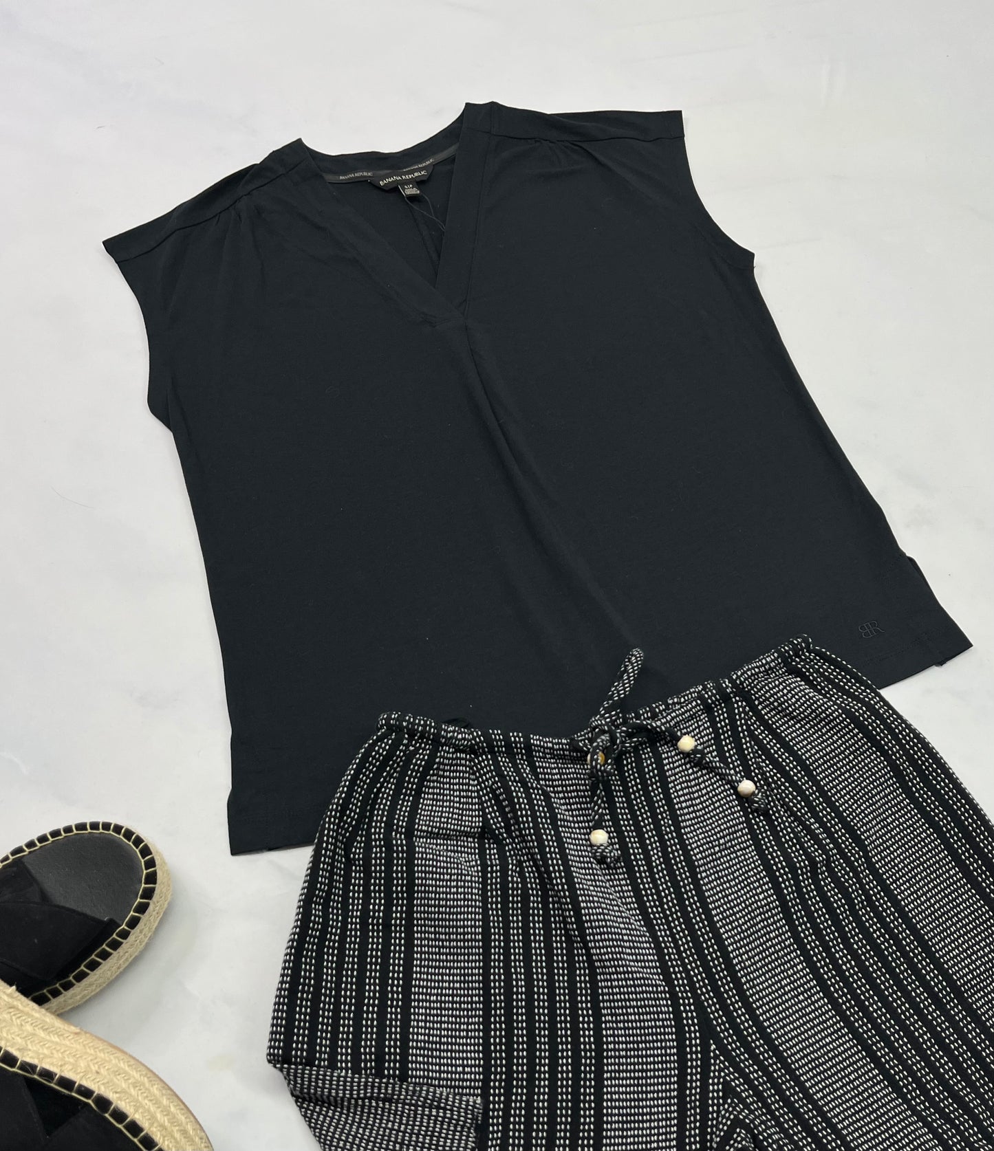 đ Manche courte : Banana Republic S/ femme coupe confo . Neuf ! Col en V avec pli dâaisance au devant . Mini broderie de la marque au bas .