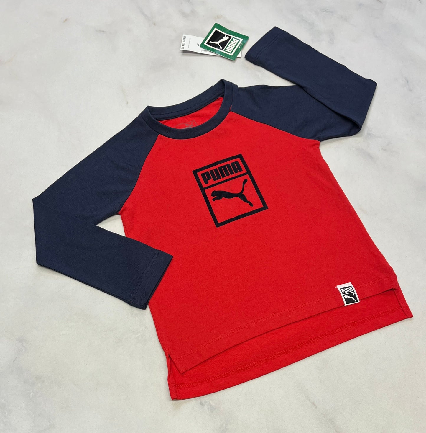 SOLDE ! Puma : 3 ans logo en velour doux neuf mais ligne flou dans le logo .