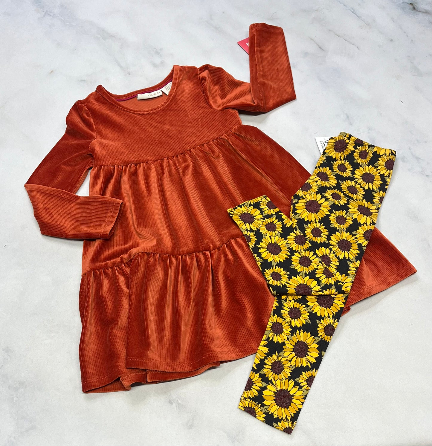 Duo neuf! Robe : Look rib en velour . 4 ans neuve + Leg. 4 ans neuf.