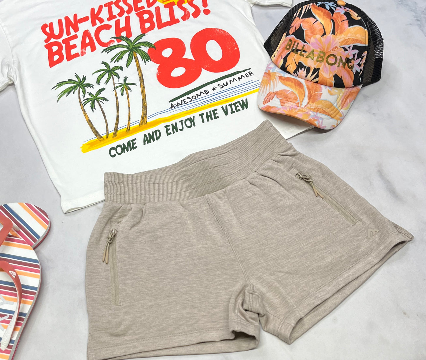 ☀️ Short : Black Mountain soft stretch confo . Logo écris au dos . Couleur beige/café tendance . + 9-10 ans fille neuf !