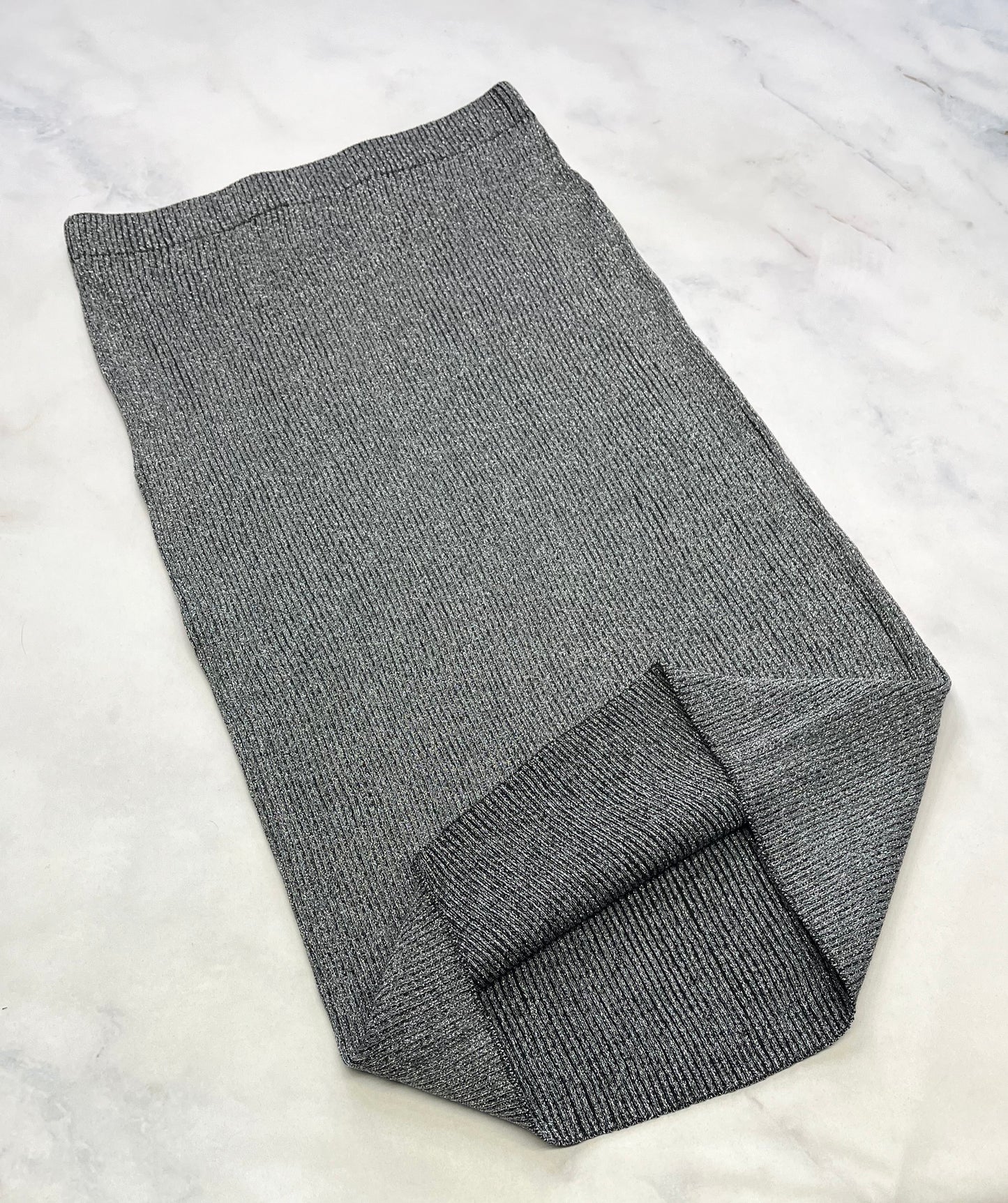 Jupe : en tricot longue 7/8 ieme stretch moulante ( gris brillant argenté dans le tissu. Qualité ++ M/ femme neuve .