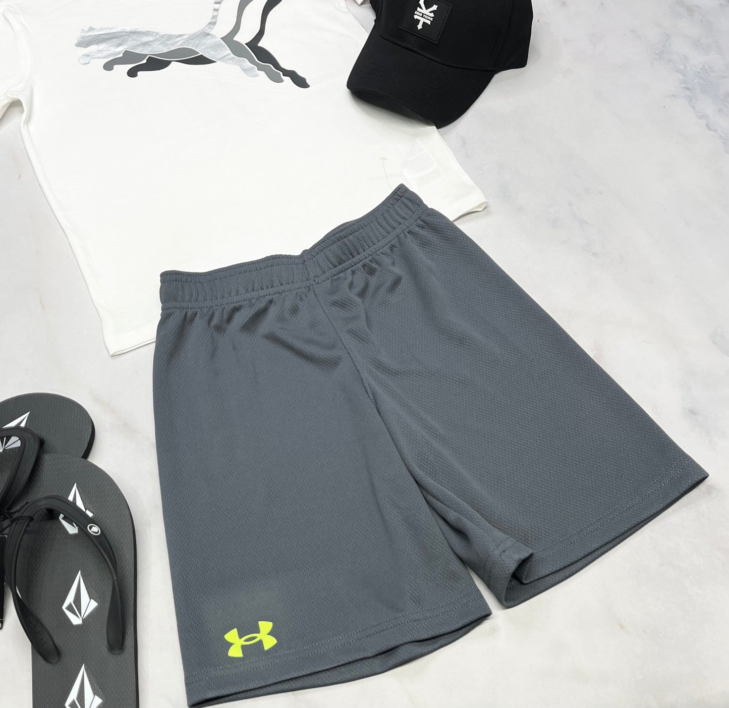 ☀️ Solde Bermuda : H.Armour charcoal 7 ans garçon neuf mais ombrage flou d’impression ou le logo . ! En tissu de sport.