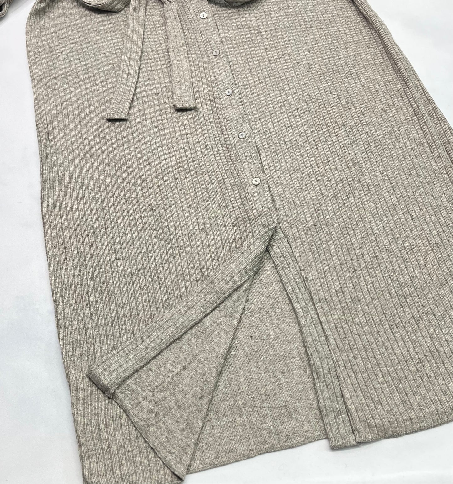 SUZIE robe : longue en tricot boutonné au devant . Neuve . Small et large femme .