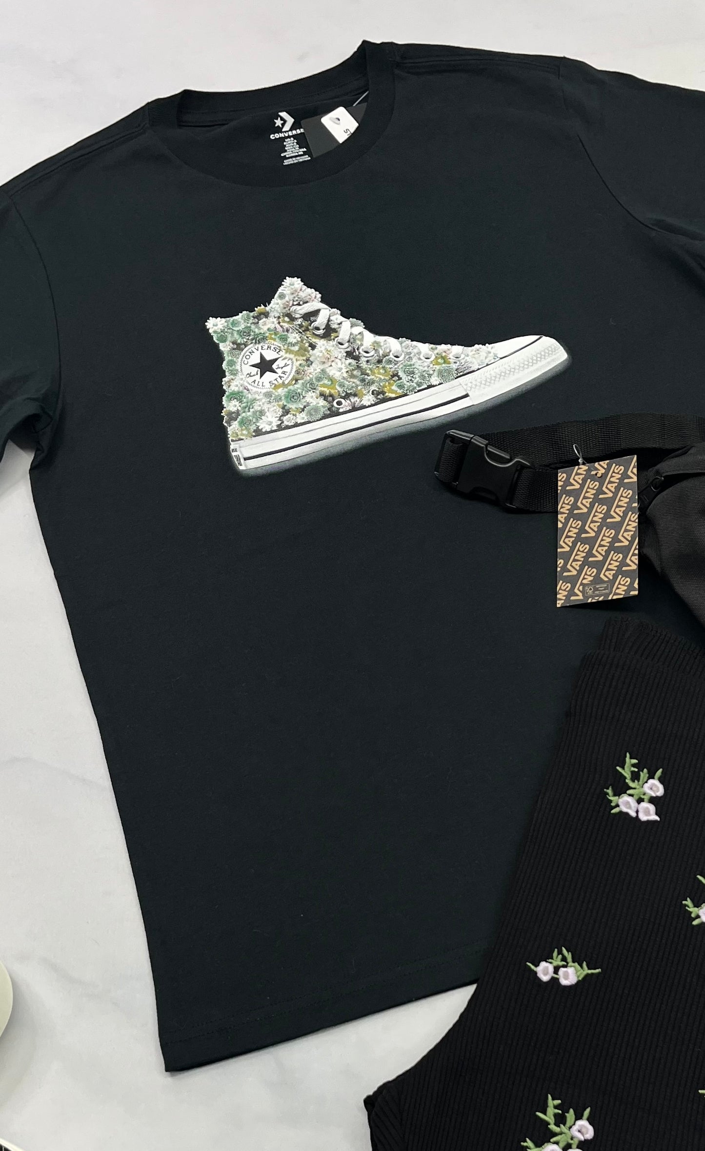 🌿 T-Shirt Converse fleurit : Noir Small femme look Over size / Boyfriends superbe avec un legging . Neuf !