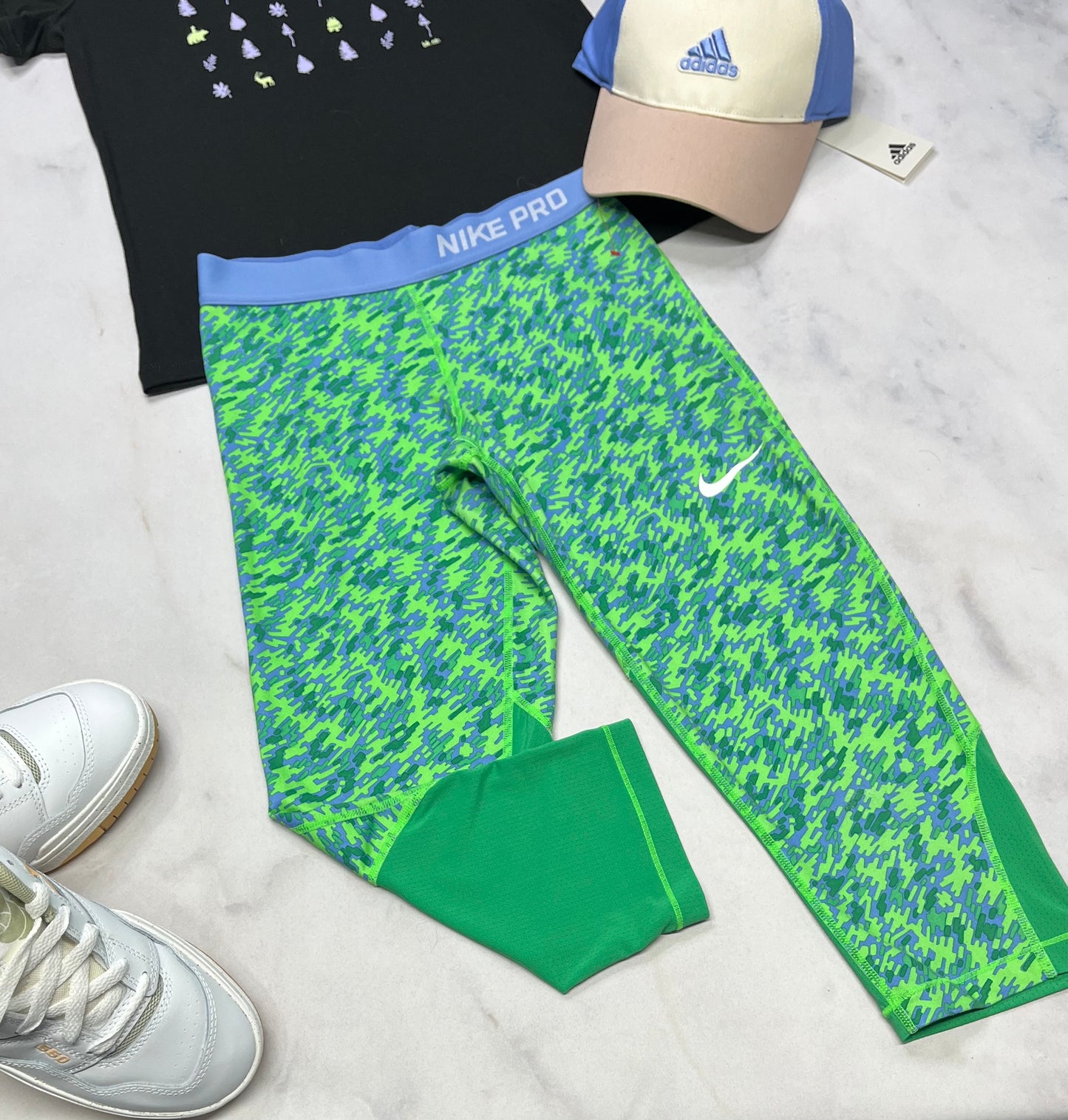 🌴 NIKE : 3 quart tissu sport stretch 13-14 ans fille super état . Juste logo mini craquelure .