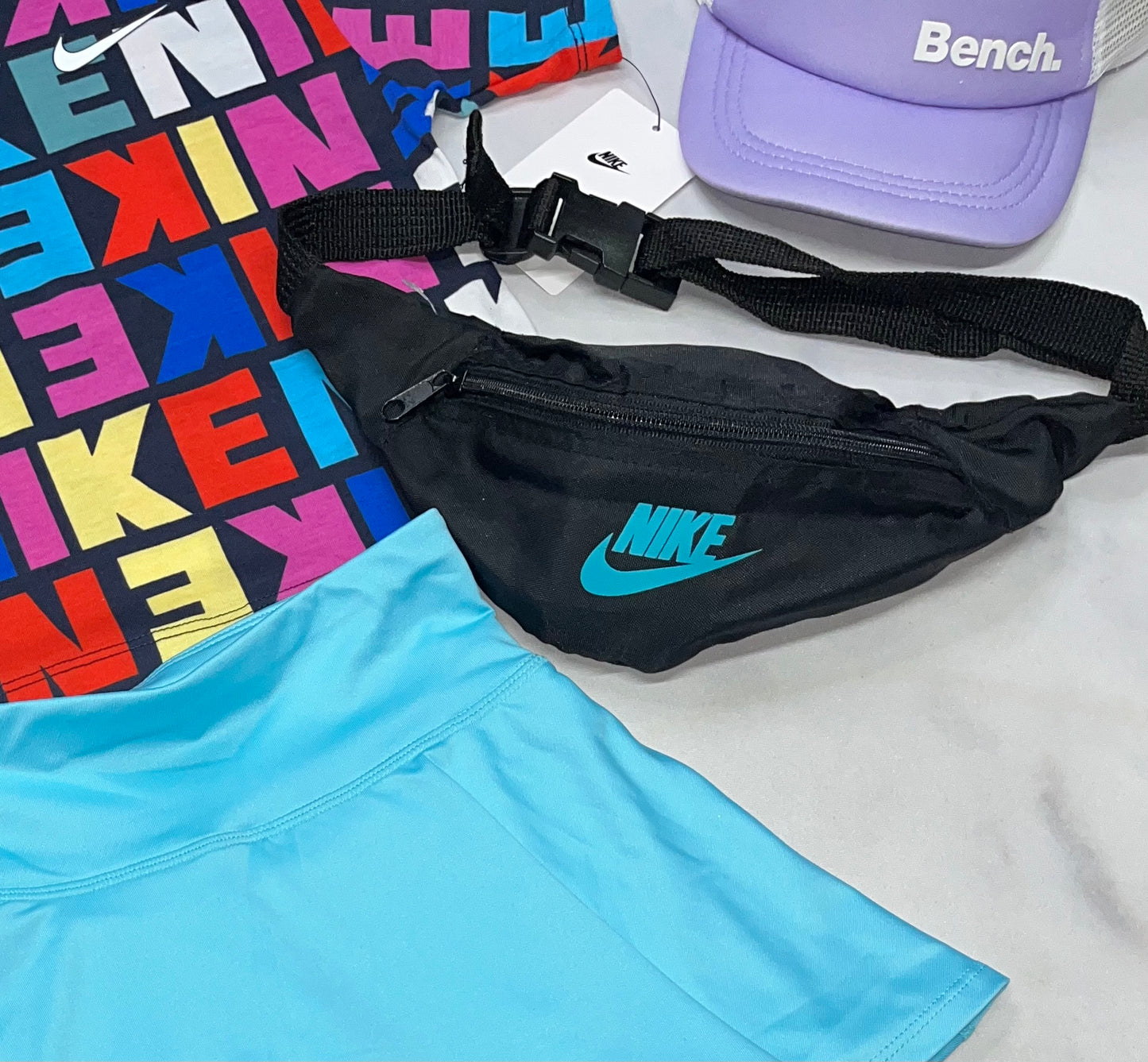 🩵 Sac de taille : NIKE usagé . Ceinture ajustable O/S enfant . 1 Section zip et 1 autre à velcro à l’arrière.