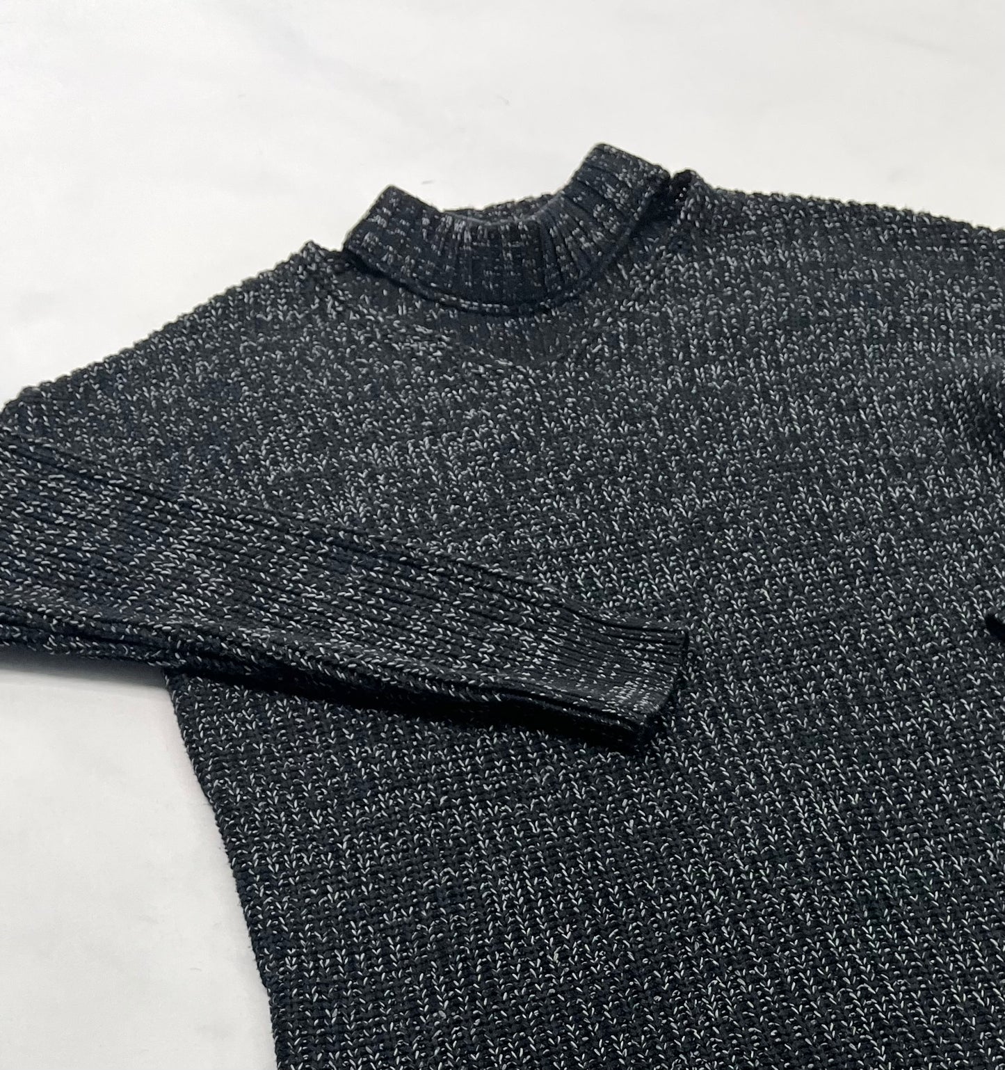 Robe en tricot : gris/ noir comme neuve ! Col en V avec bande au cou! Superbe comme neuve . Small femme .