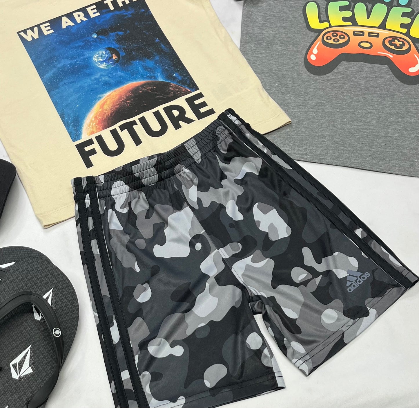 🤩 Short : Adidas en tissu de sport avec logo au bas au devant . 5 ans garçon neuf !
