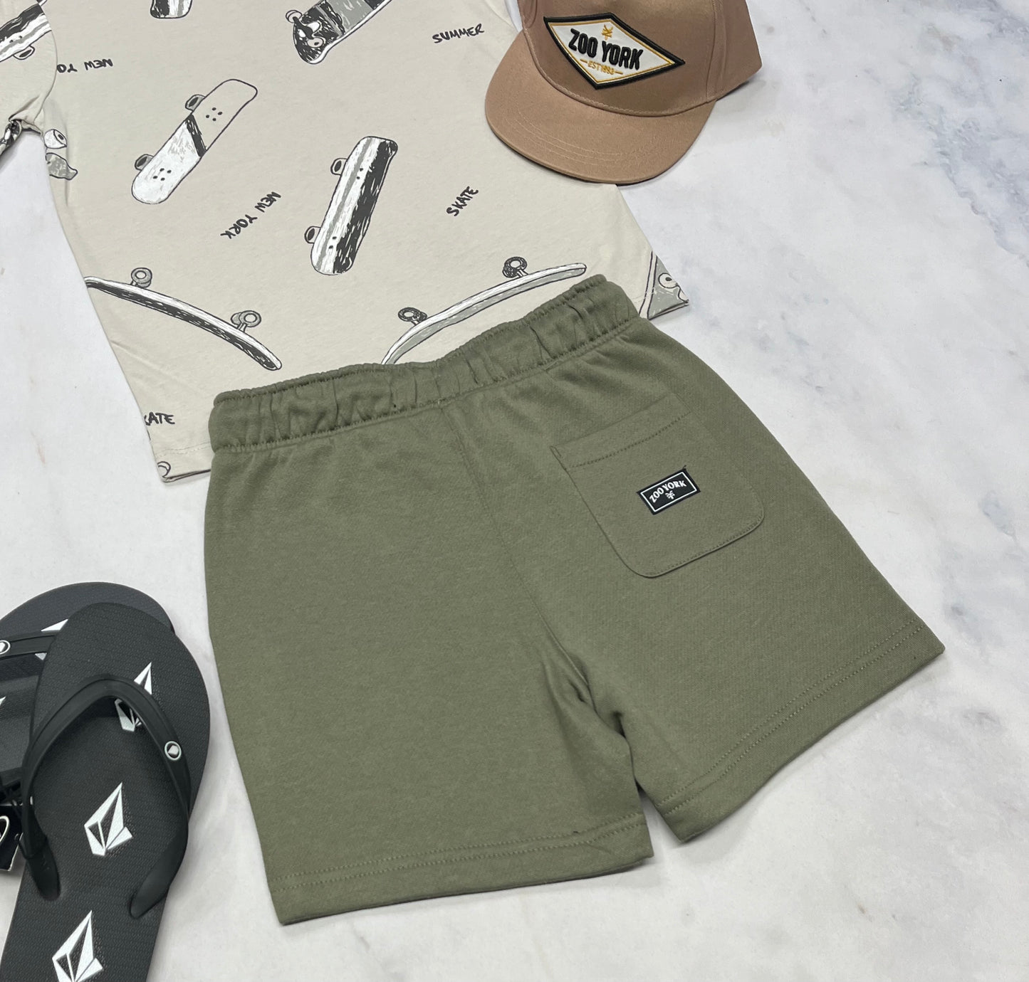 🌵 Bermuda kaki: Zoo York logo au dos . 7-8 ans garçon en ouaté confo . Neuf!