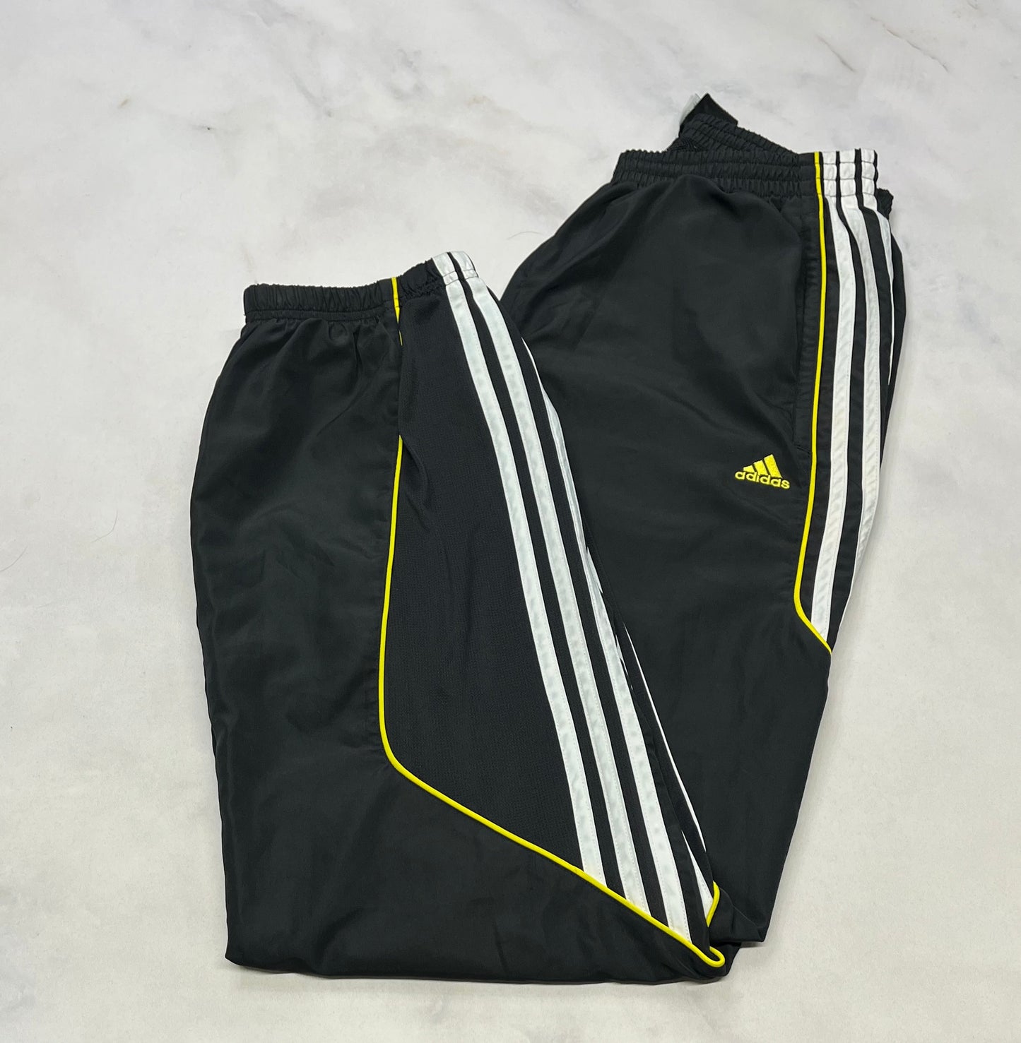 Adidas : Pantalon sport tissu style toile légère avec filet intérieur . Mou confo comme neuf! 16 ans ado .