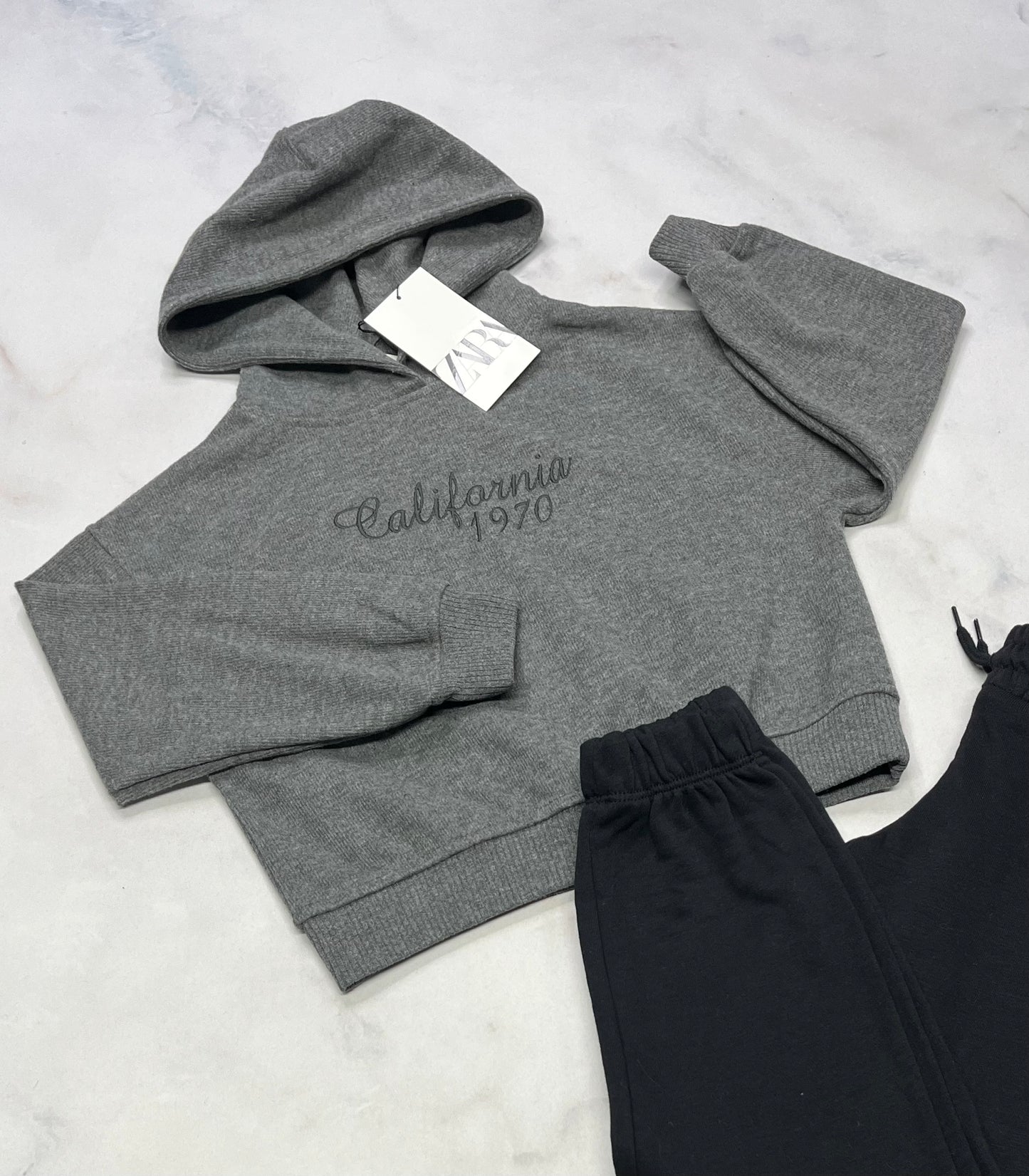 Duo neuf! Cagoule ZARA neuve fait 5 ans coupe confo + Jog noir uni 5 ans neuf!