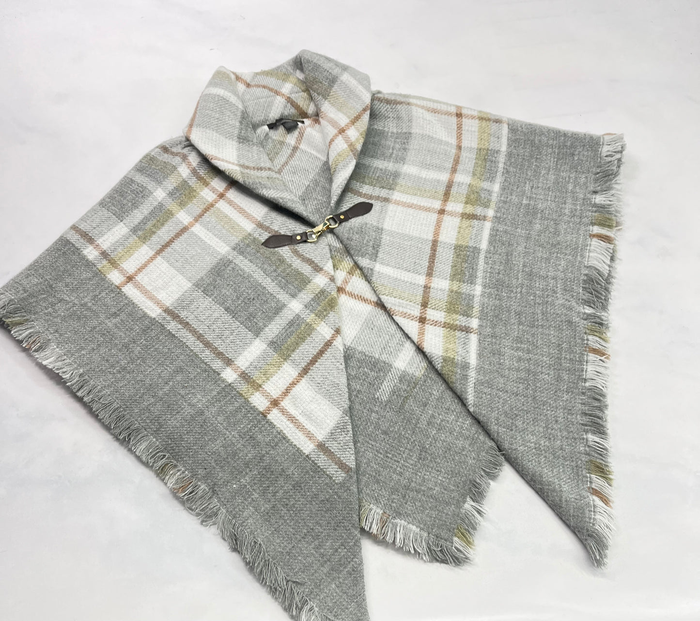 ..Par dessus : Look puncho O/S fait small pour être lousse comme neuf !