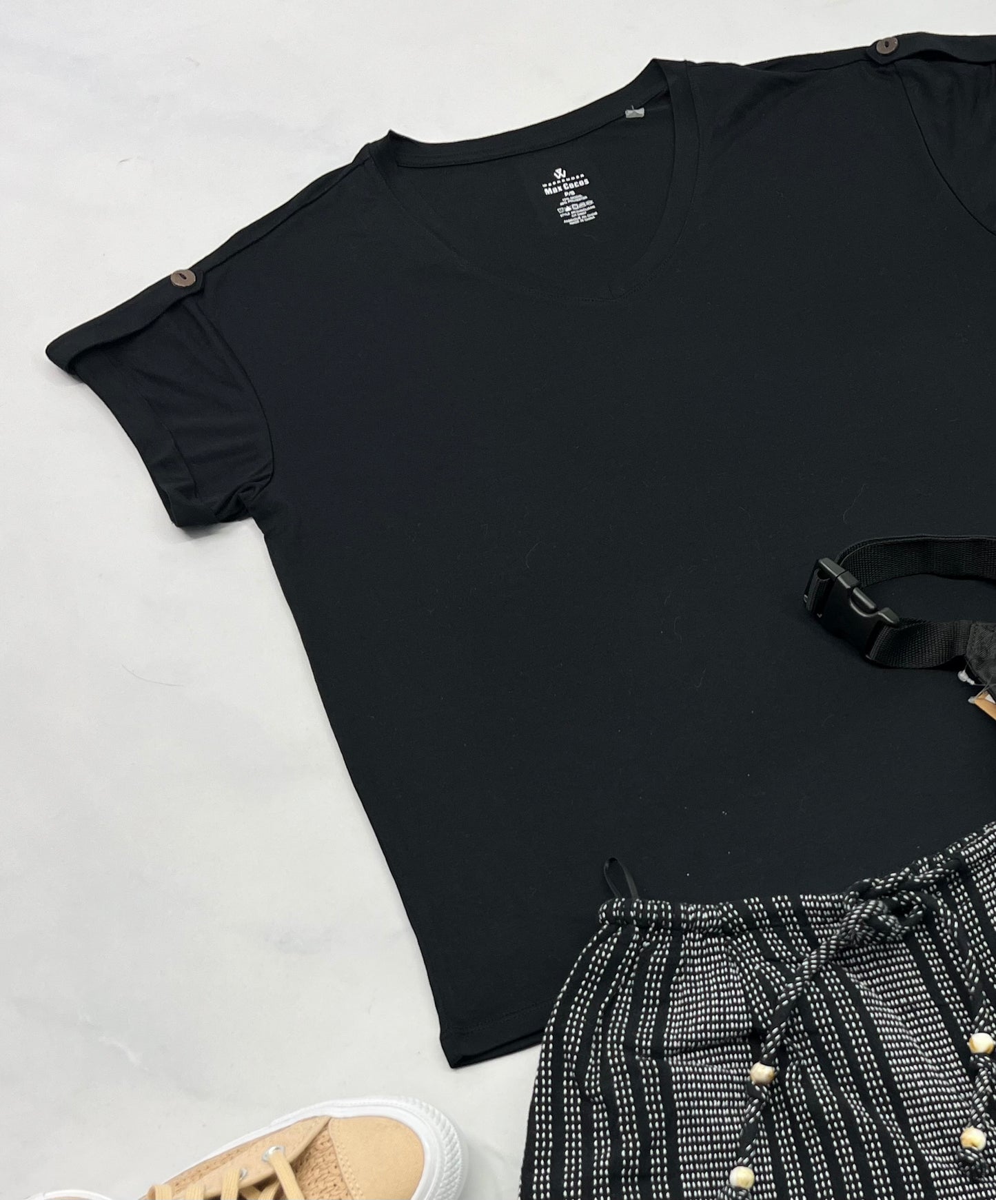 đ”Manche courte : Max Cocos S/femme soft stretch neuf ! Beau dĂ©tails sur lâĂ©paule ( ganse avec bouton) .