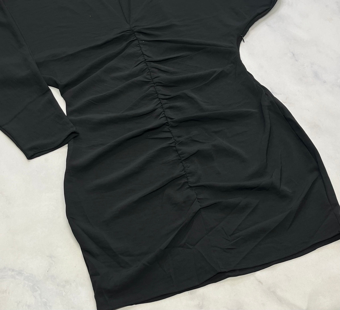 Robe noir : look ample au haut et plissé au devant . M( SM/ femme ) 6-7 ans neuve .