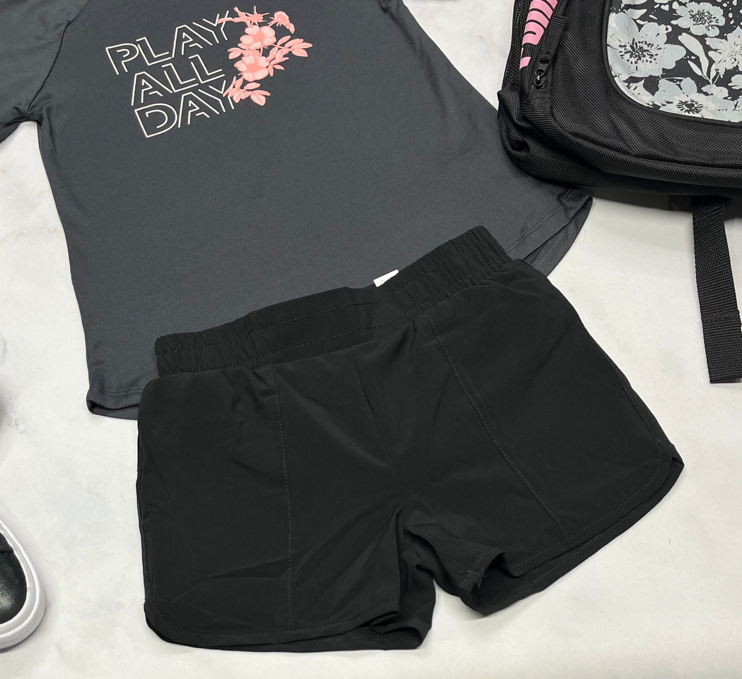 😍 Short : en tissu de sport qui sèche rapidement avec sous culotte intégré . 7-8( + 7 ans ) neuve .