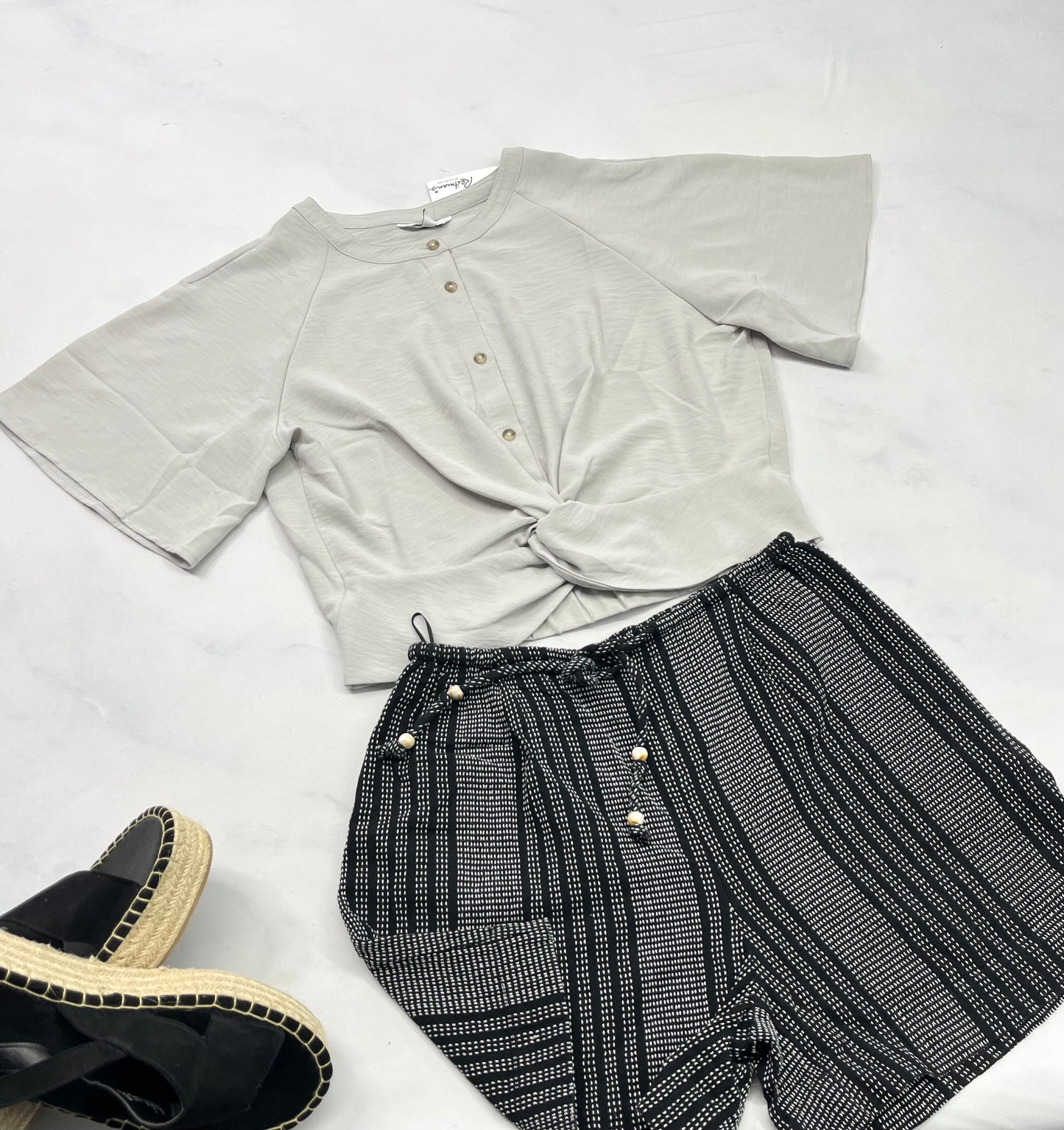 🌴 Haut : Reitman neuf ! En tissu léger non transparent . Élastique au bas du dos . Souple confo look écourté . S/ femme ( 4 ans )