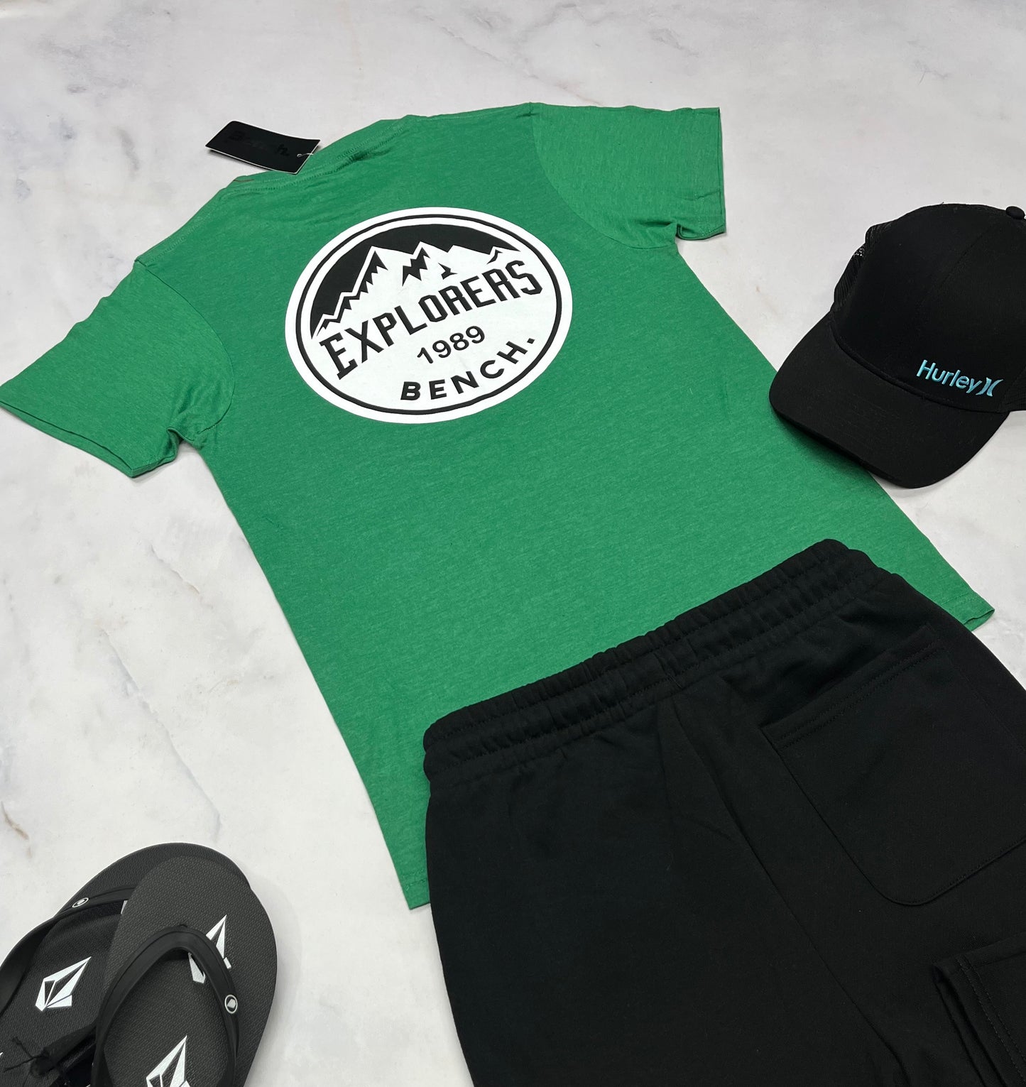 đ T-Shirt : BENCH fait 14/16 ans garçon soft confo avec beau logo au dos . Neuf !