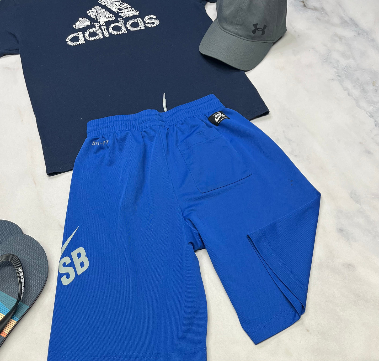 💫 Solde : Bermuda Nike en tissu de sport imparfait .. 1 ombrage flou au devant et 2 point noir au dos . Aucune mailles . 12-13 ans garçon