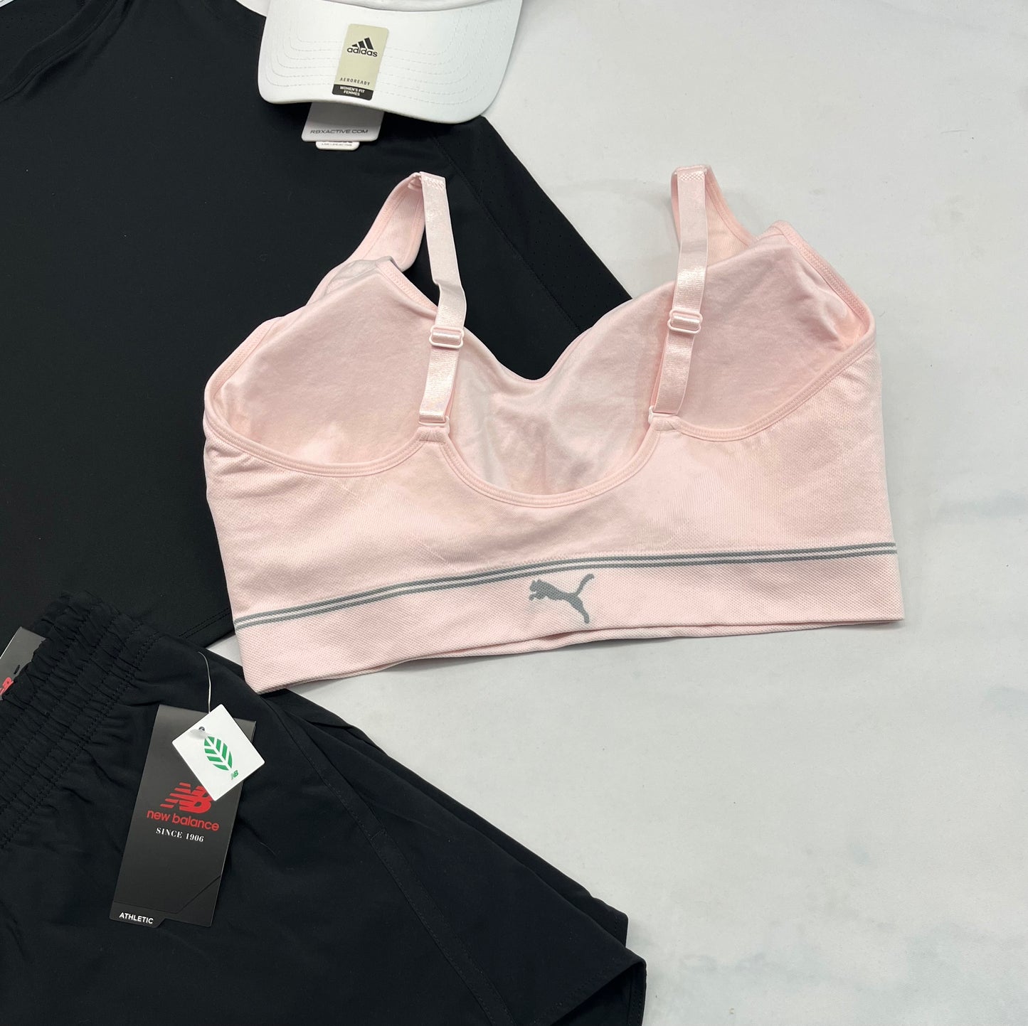 💕 Top : sport PUMA avec bretelles ajustable ( option de les croisés au dos ). Pad amovible .neuf !