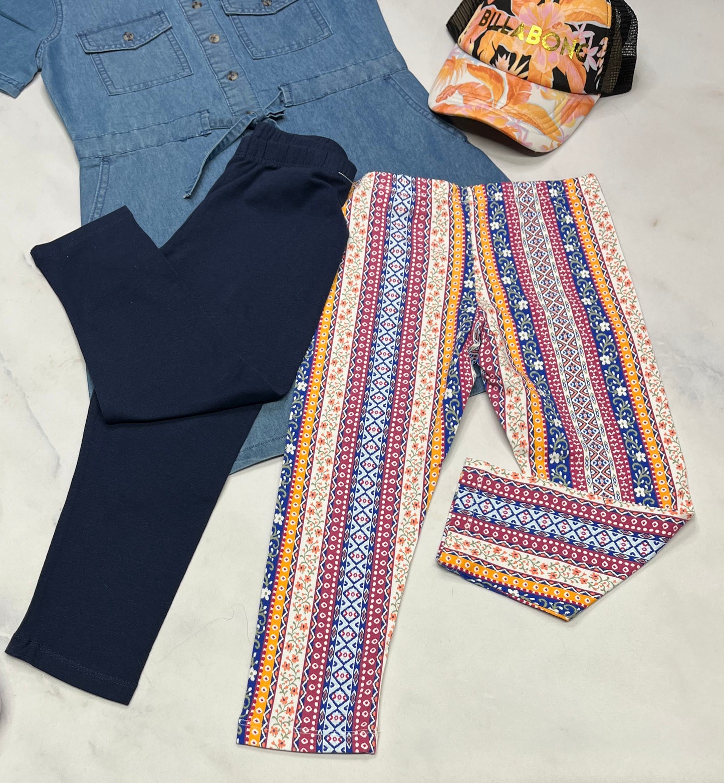 🌷 Duo ➡️ Ensemble de 2 leggings 3 quarts neuf ! ( 1x Marine et 1x fleurie . 7-8 ans fille .