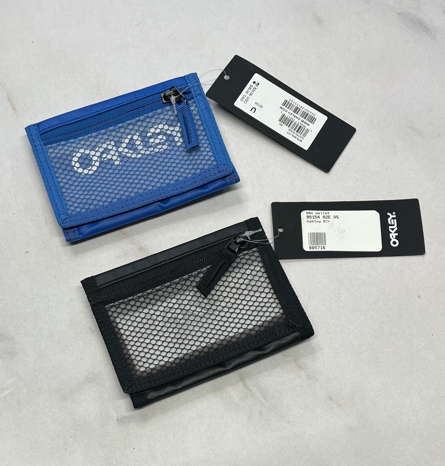 OAKLEY : Porte-feuille ado neuf ! Compartiment pour les cartes : zip pour les sous et longue fente pour l’argent en papier .