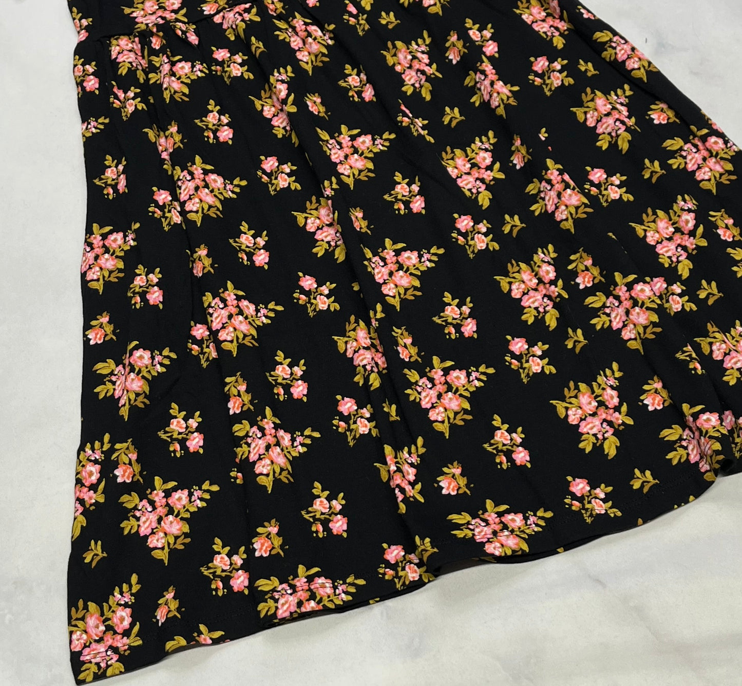 Robe : Fleurit neuve . 4-5 .7-8 et 10-12 ans .