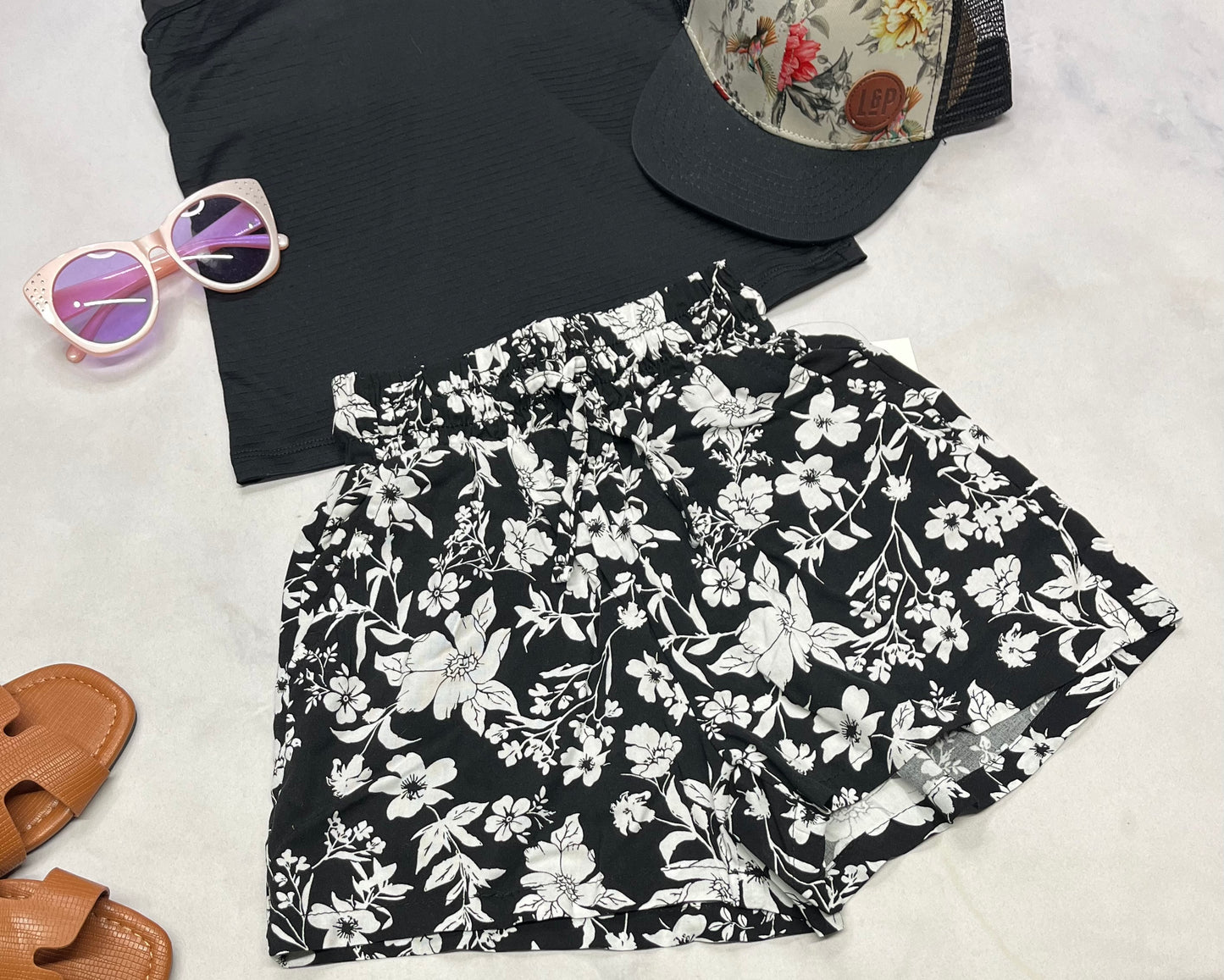 🌿 Short : taille haute fleurie 5-6 ans fille neuve ! ( donne un look de jupe ) . Fluide au bas .