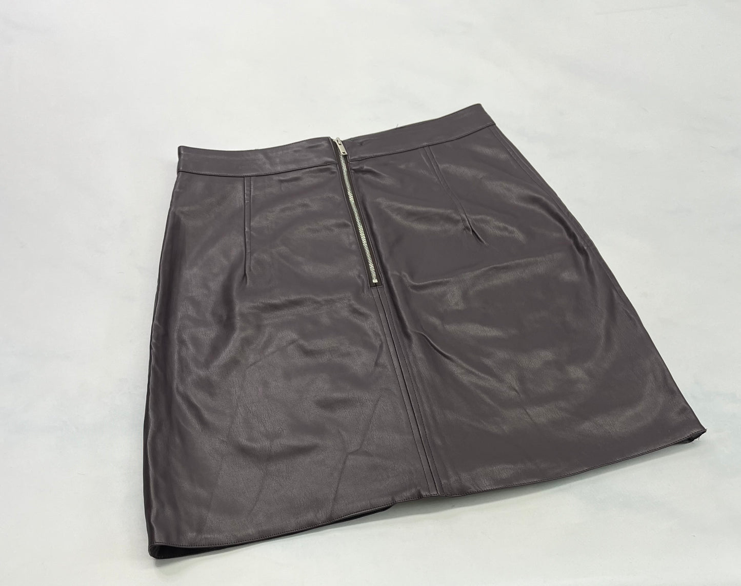 ..Jupe effet cuir : molle confo ( Prune en vrai ). Comme neuve fait 5-6 ans femme .