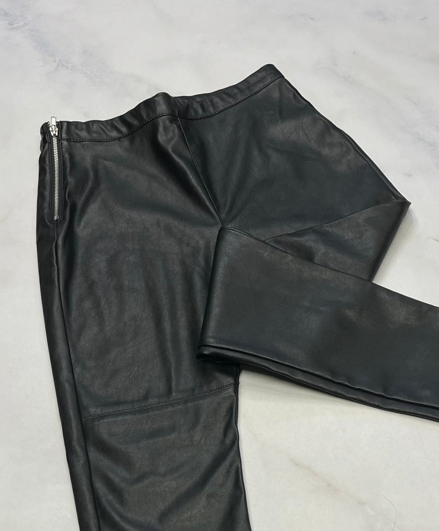 Pantalon : look cuir taille haute H&M neuf! Zip sur un coté / ajustable 14 ans fille neuf !