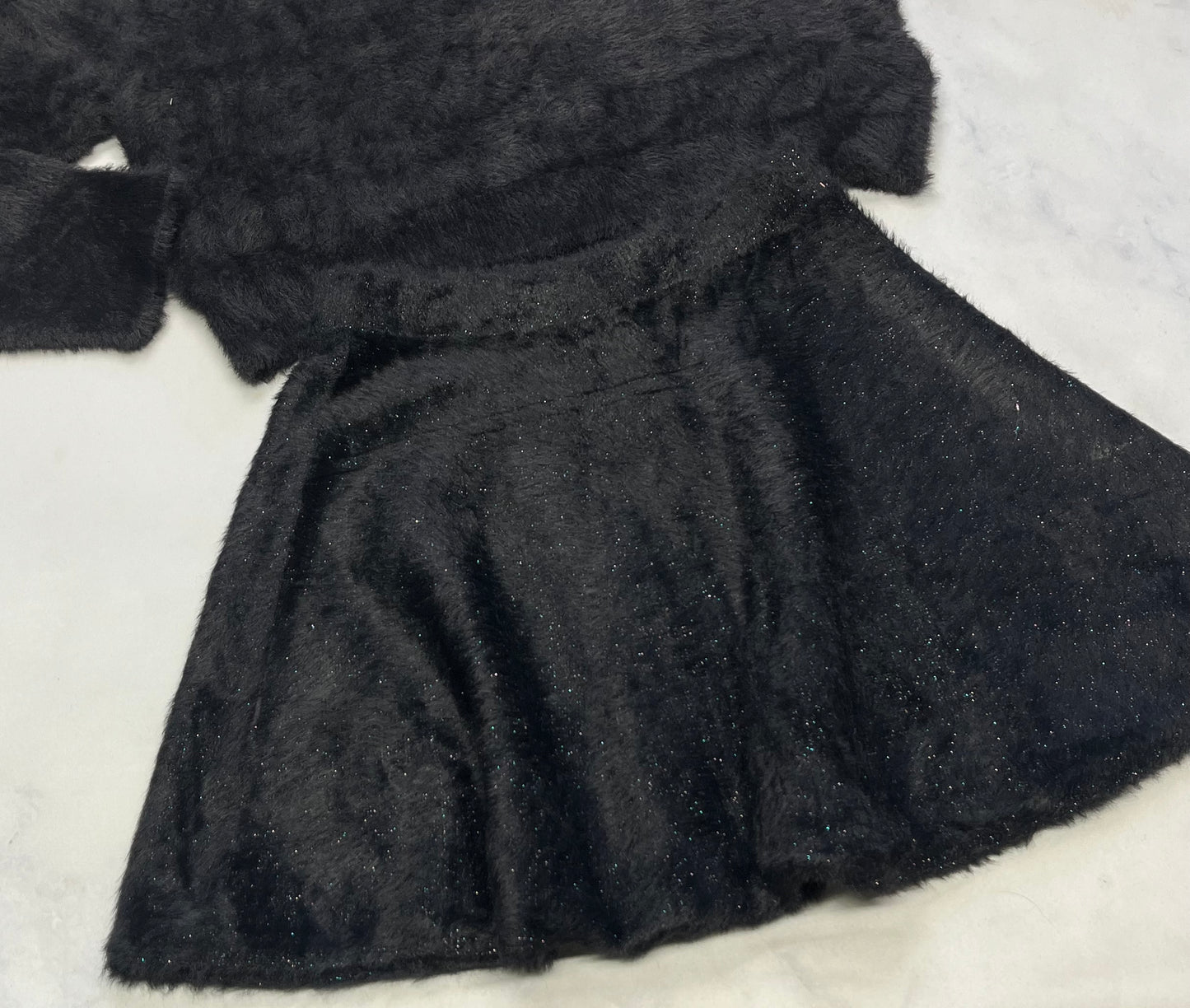 Duo 14-16 ans : Tricot noir AKa hyper doux / stretch neuf ! + Jupe hyper douce ZARA 14-16 ans comme neuve ( effet micro brillant dans la jupe )