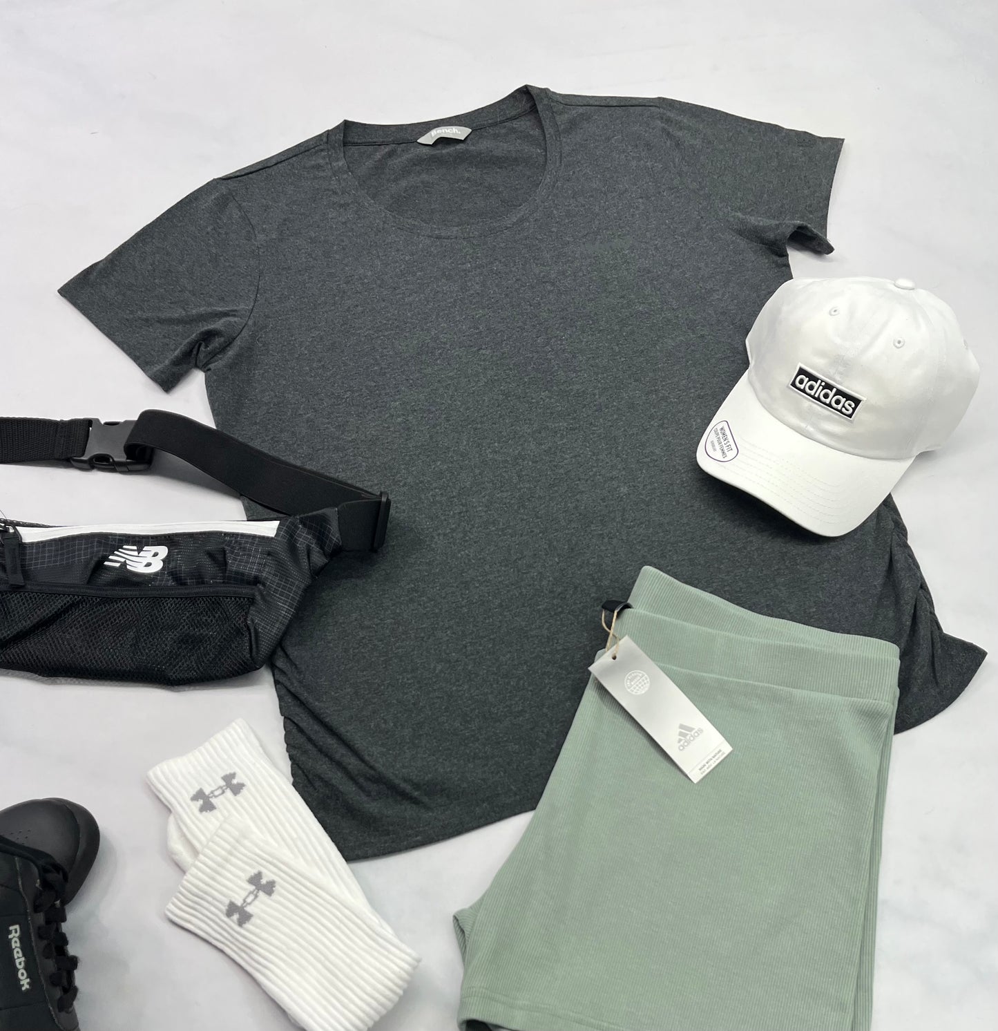 🌿 Manche courte : BENCH soft stretch au bas de chaque côtés . Fait XL femme neuf ! Inscrit Bench au devant ton sur ton et logo sur une manche .