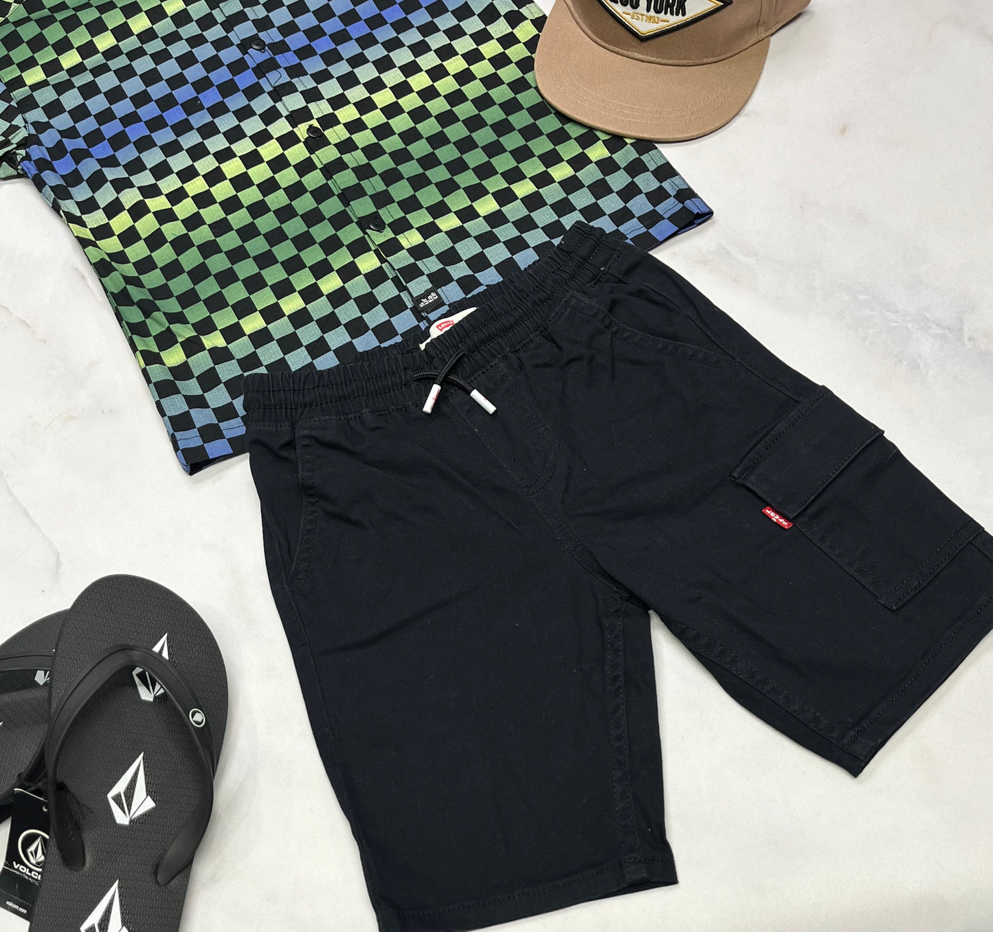 đ” Bermuda : Noir Levis mou confo avec taille Ă©lastique . 6 ans neuf !