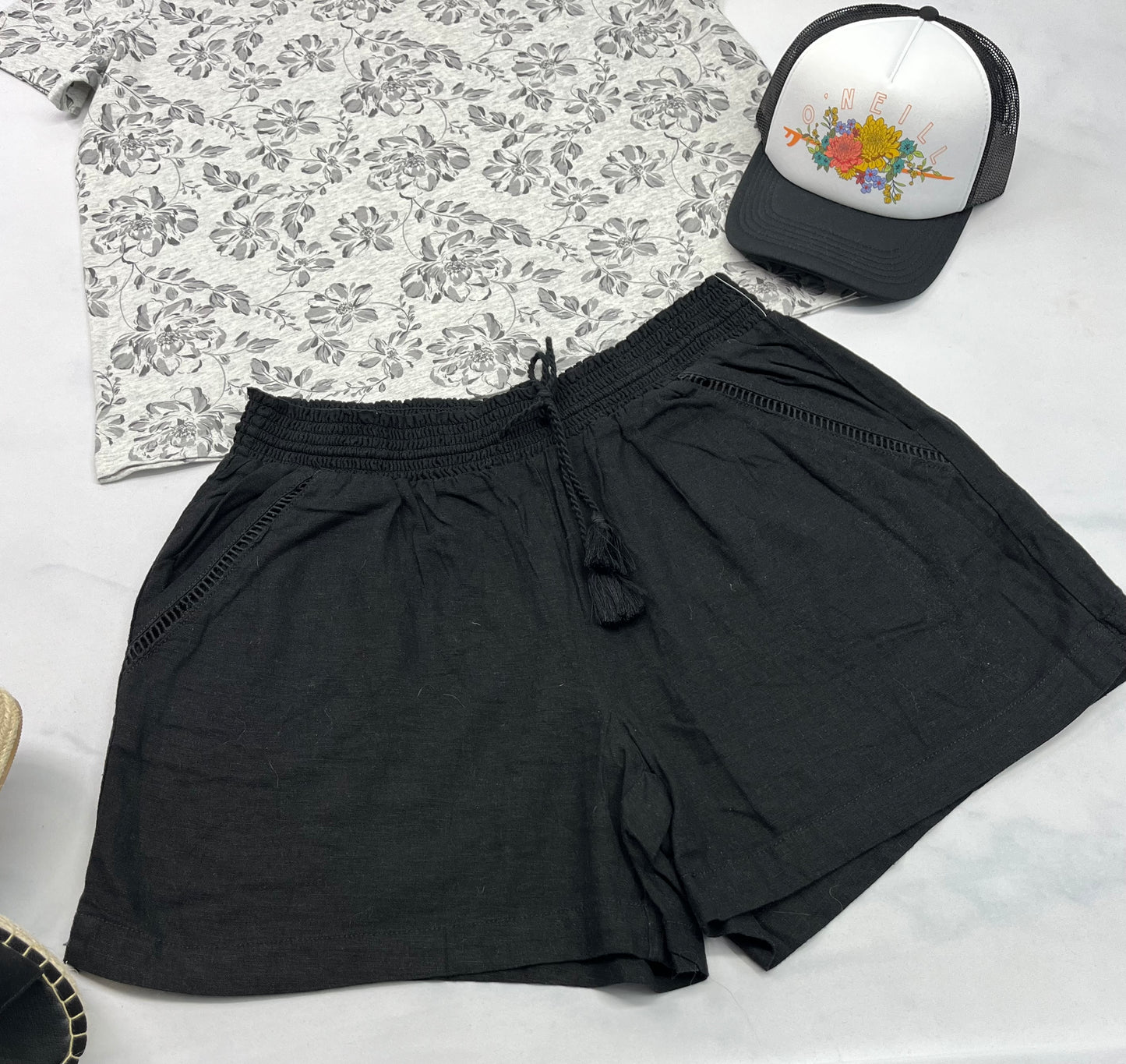🌸 Short look lin : noir ultra souple et taillé avec élastique stretch . Avec poches . XL( 13-14 ans ) femme . Neuve !