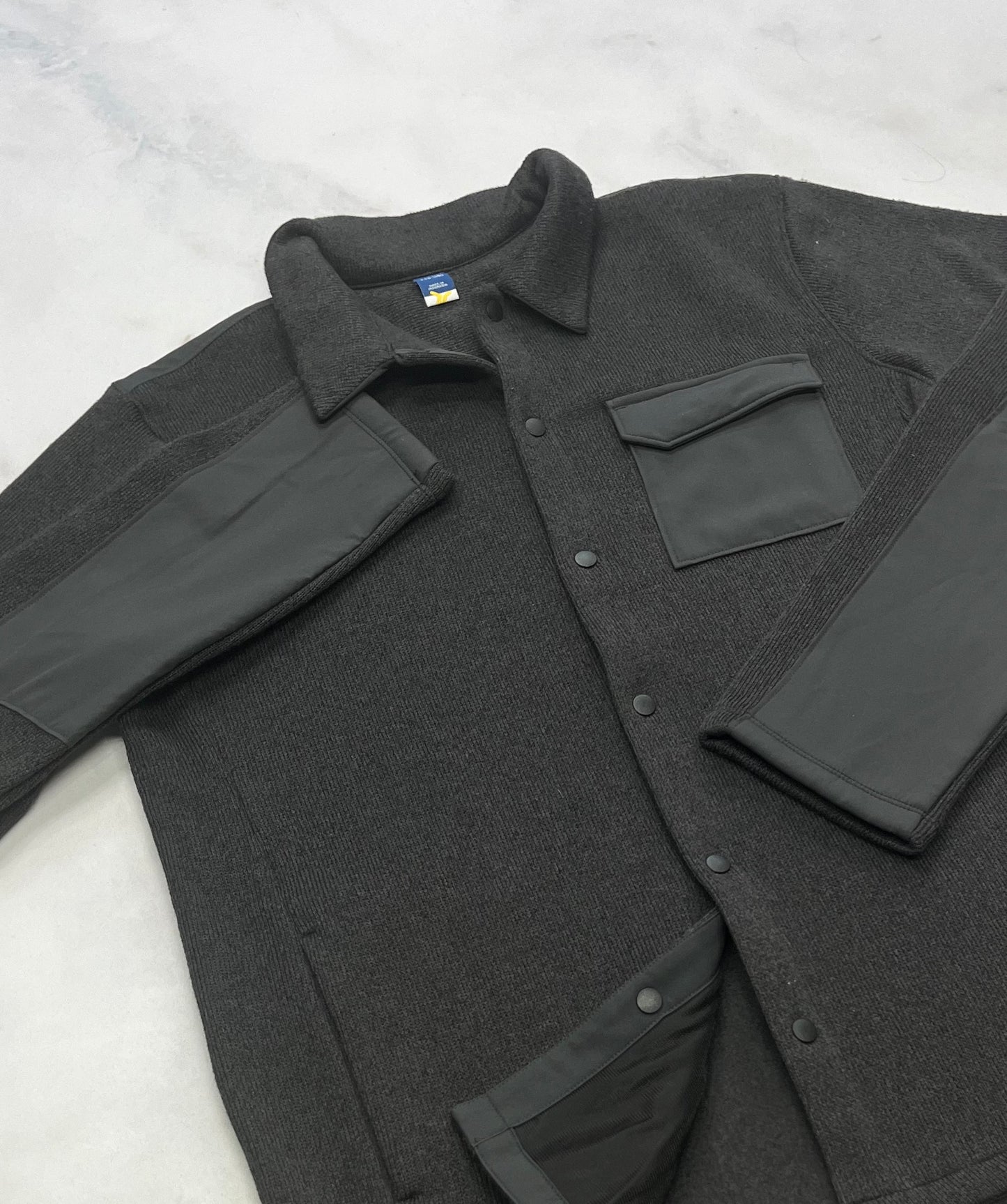 Chemise : en polar doux ( beaux détails aux manches ). 18 ans ado charcoal neuve .