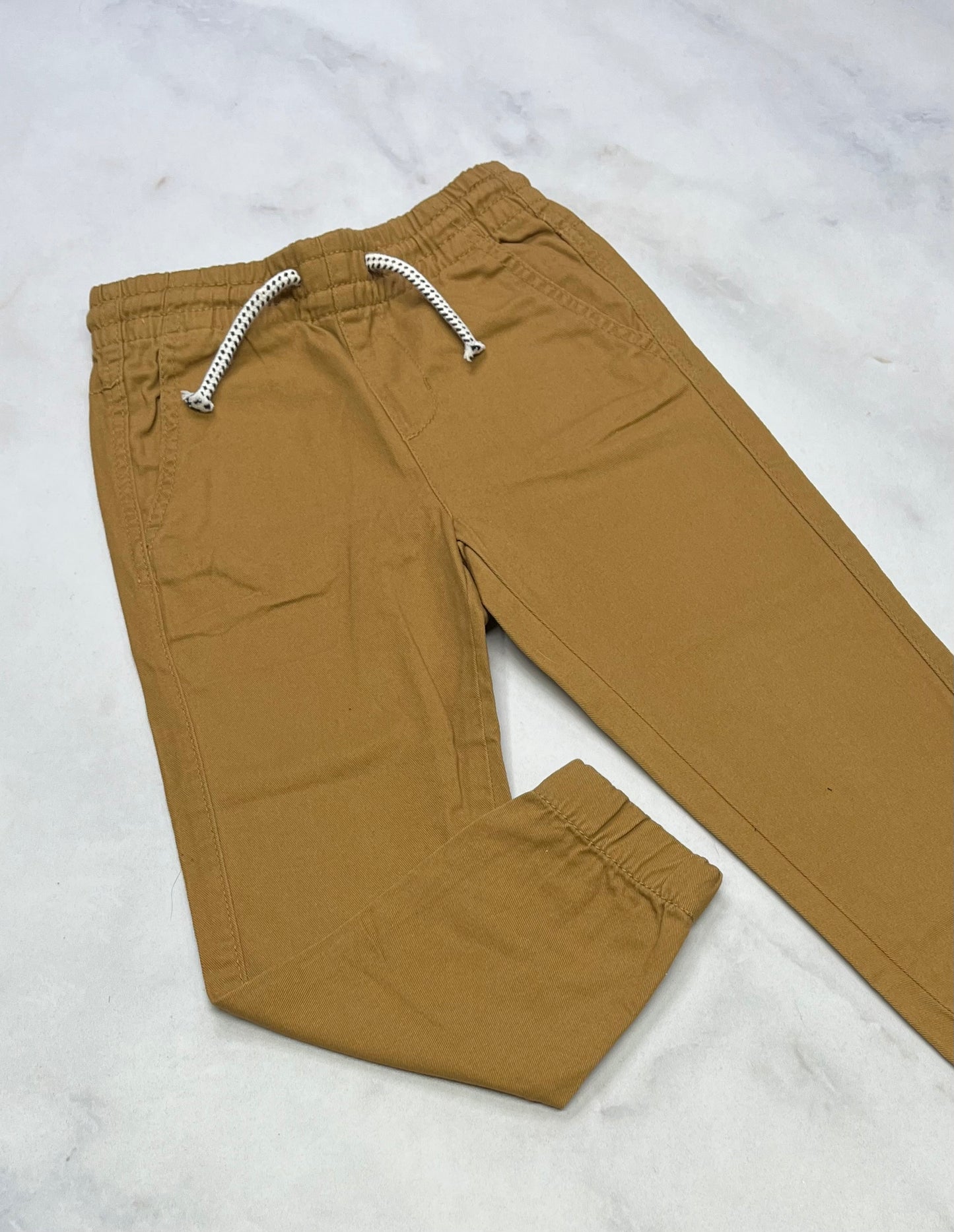 Pantalon: H&M mou confo 4-5 ans dispo . Neuf!