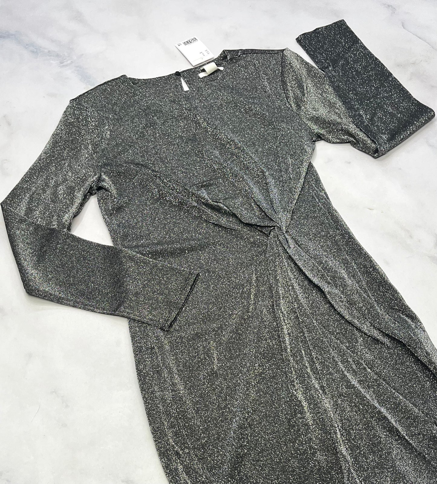 Robe : tissu stretch argenté brillante neuve . Fait Small fit stretch (4 ans femme ) .