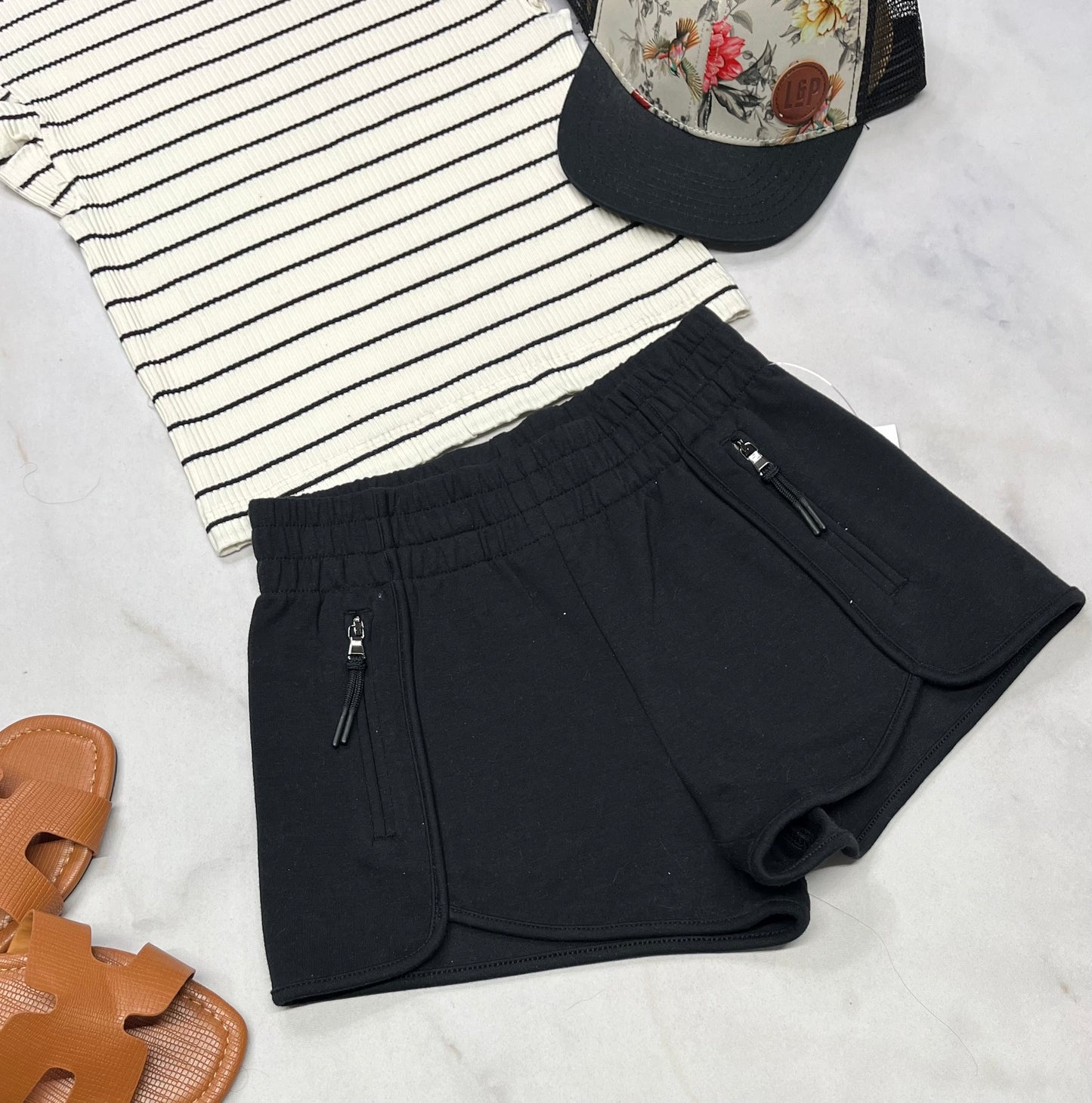 🌷 Short ouaté : noir taille haute extensible . Zip aux poches superbe !!! 6X fille neuve .