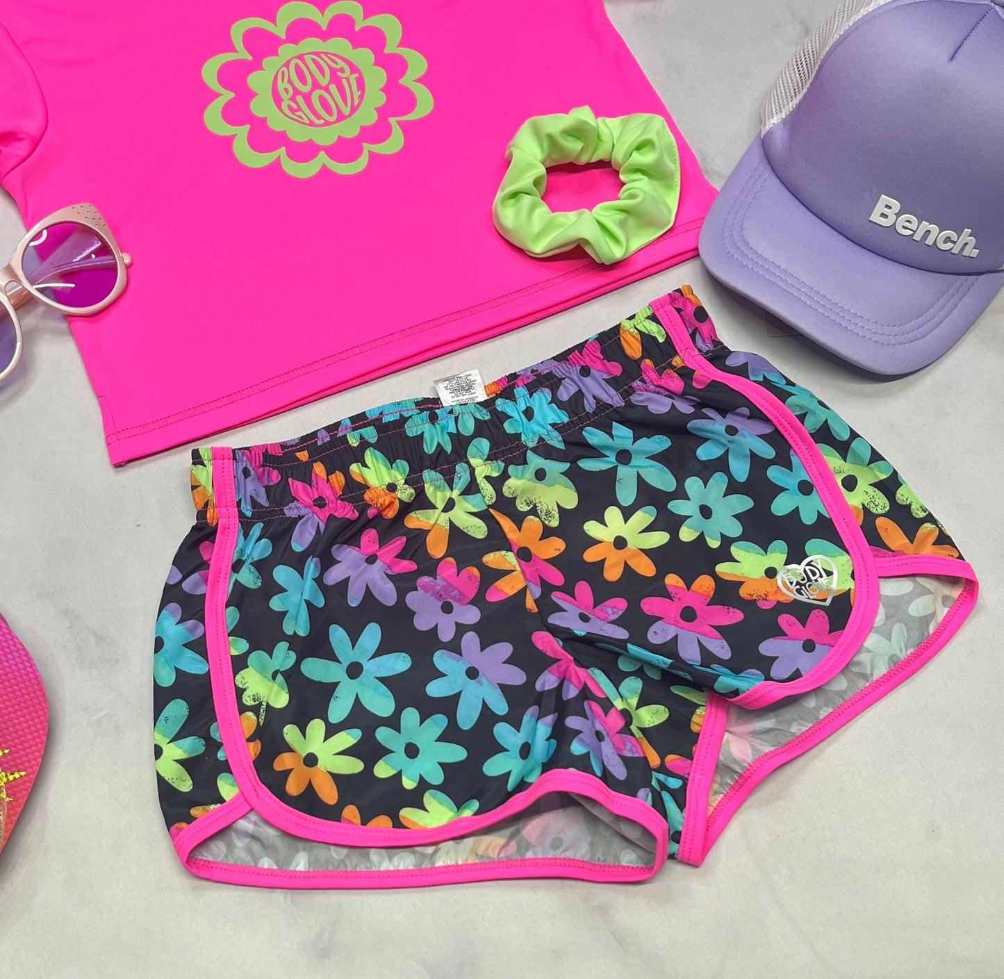 🌷 Ensemble : TRIO Body Glove sport 7 ans fille neuf ! Manche courte sport mi hanche + short sport avec sous culotte intégrée + chou vert pour les cheveux .
