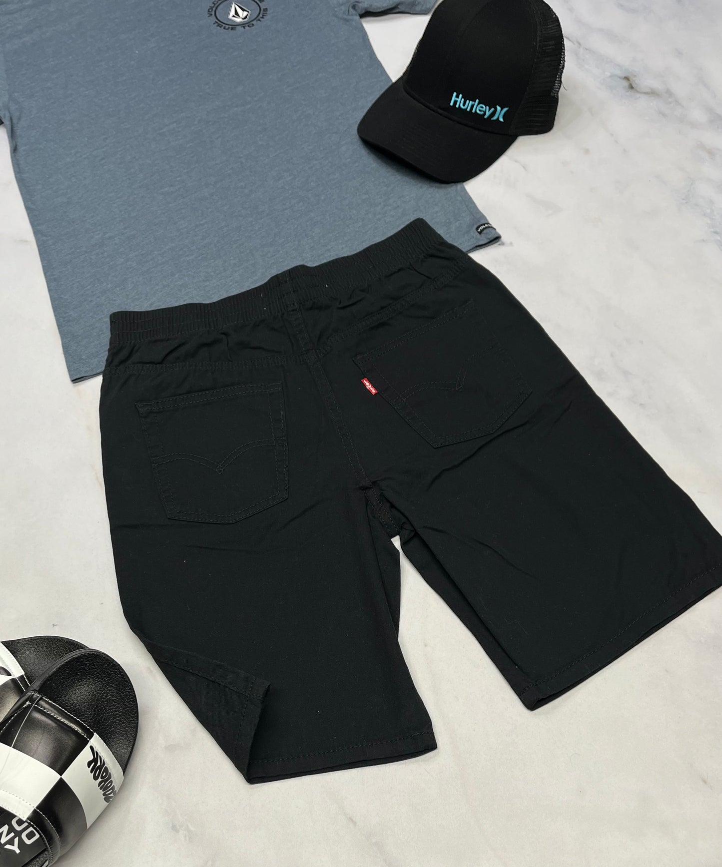 💙 Bermuda noir : Levis neuf ! Beau coton souple . Taille élastique . Mini logo au dos. 14-16 ans garçon .