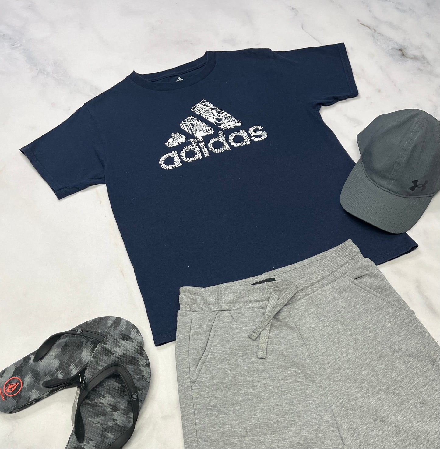 💫T-Shirt Adidas : usagé fait 12-13 ans garçon . Bonne état.
