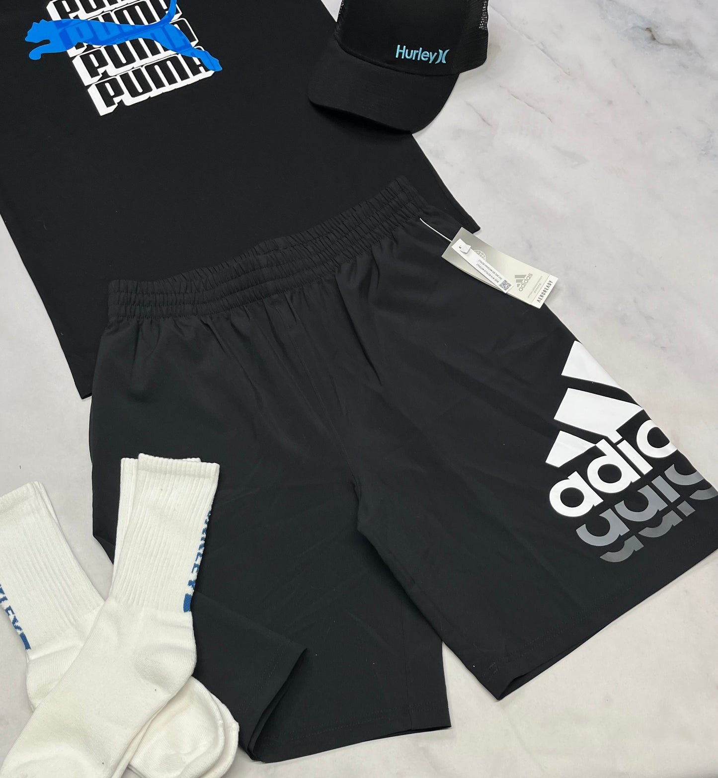 đ€© Bermuda Adidas : tissu de sport lĂ©ger . Qui ne dĂ©colore pas . 18-20 ans ado garçon neuve !