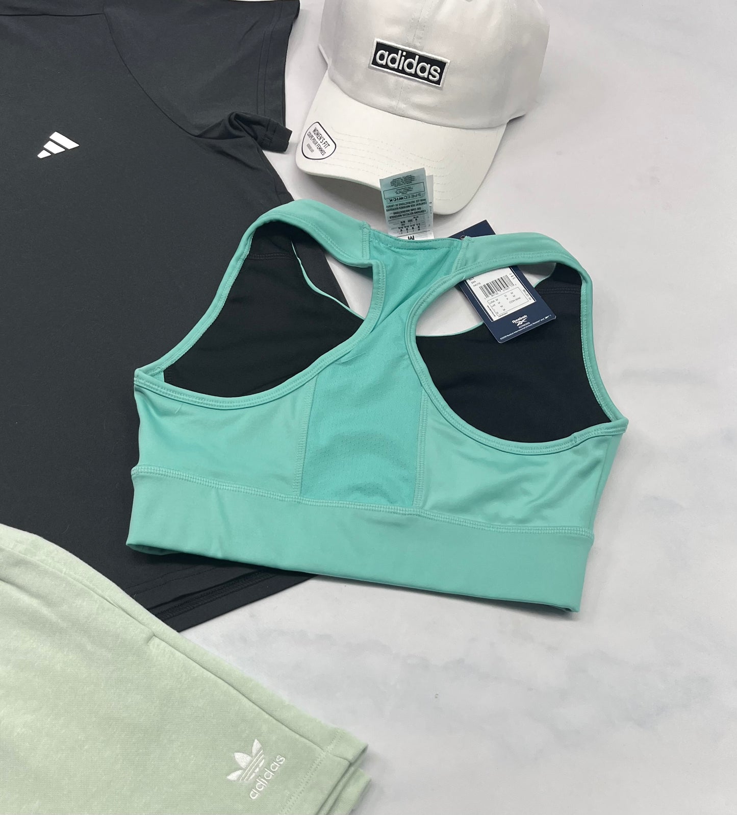 🌴 Top sport : Reebok en tissu qui ne décolore pas stretch confo . Dos tissu qui respire . M et L femme neuf !